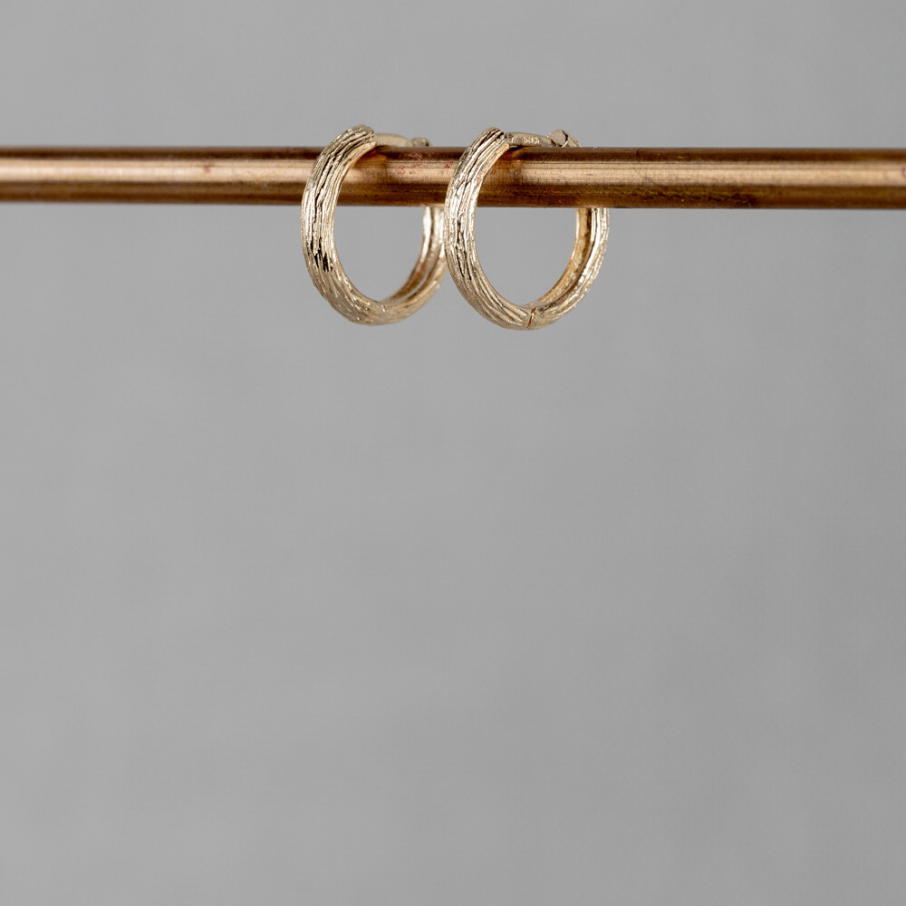 Oorbel uit de goudcollectie van Jeh Jewels gemaakt van 14 karaat goud. Deze oorbellen met een diameter van 13 cm hebben een lichte textuur wat ze net wat stoerder maakt!