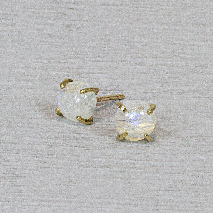 Oorbel van Jéh Jewels gemaakt van verguld zilver en Maansteen. Deze oorbellen zijn gemaakt van de Maansteen met daaromheen verguld zilver. Deze oorbellen zijn ideaal te combineren met de andere sieraden uit onze collectie.