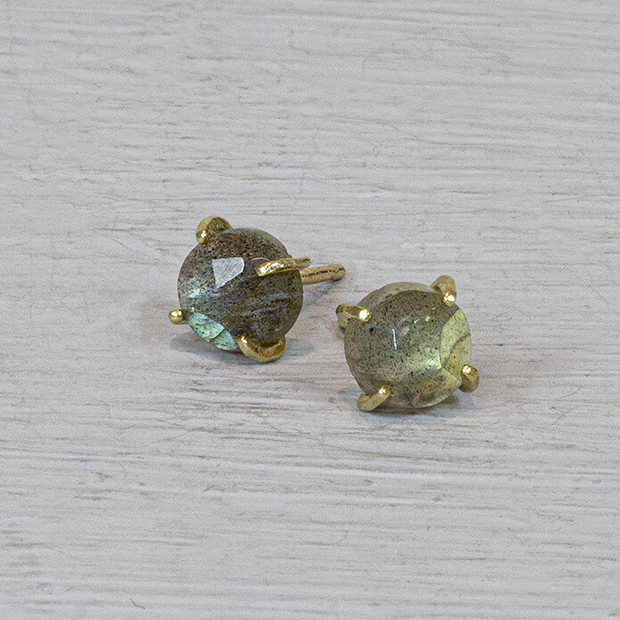 Oorbel van Jéh Jewels gemaakt van verguld zilver en Labradoriet. Deze oorbellen zijn gemaakt van de Labradoriet steen met daaromheen verguld zilver. Deze oorbellen zijn ideaal te combineren met de andere sieraden uit de collectie.