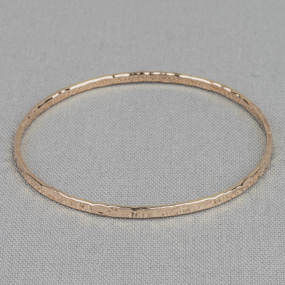 Rinkelarmband gemaakt van Goldfilled. Deze is perfect te combineren met onze andere rinkelarmbanden. Maak je look af met oorbellen, een ring en een collier.