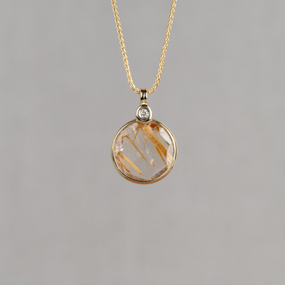 Collier uit de goudcollectie van Jeh Jewels, gemaakt van 14 karaat goud en rutielkwarts. Combineer met de andere gouden sieraden uit de Rocky-lijn.