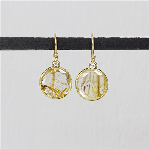De JEH JEWELS OORBELLEN 21017 zijn prachtige oorbellen van het type "HOOP_EARRINGS". Deze elegante hoepel oorbellen voegen een verfijnde touch toe aan elke outfit. Ze zijn perfect te combineren met zowel casual als formele kledingstijlen. Draag ze om een stijlvolle en modieuze uitstraling te creëren, of als blikvanger bij speciale gelegenheden.