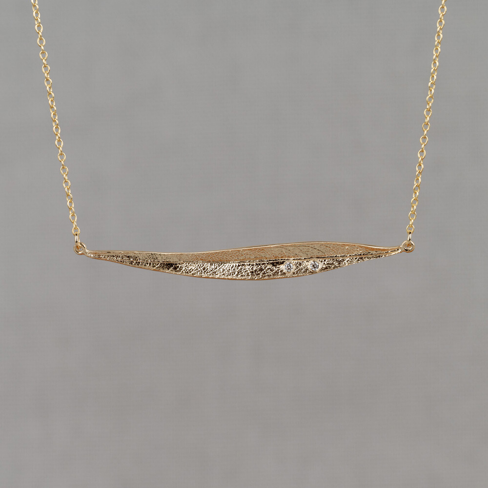 Collier uit de goudcollectie van Jeh Jewels, gemaakt van 14 karaat goud. In het midden van dit fijne collier hangt een elegante bladvormige hanger met daarin een diamant van 0.02 ct.