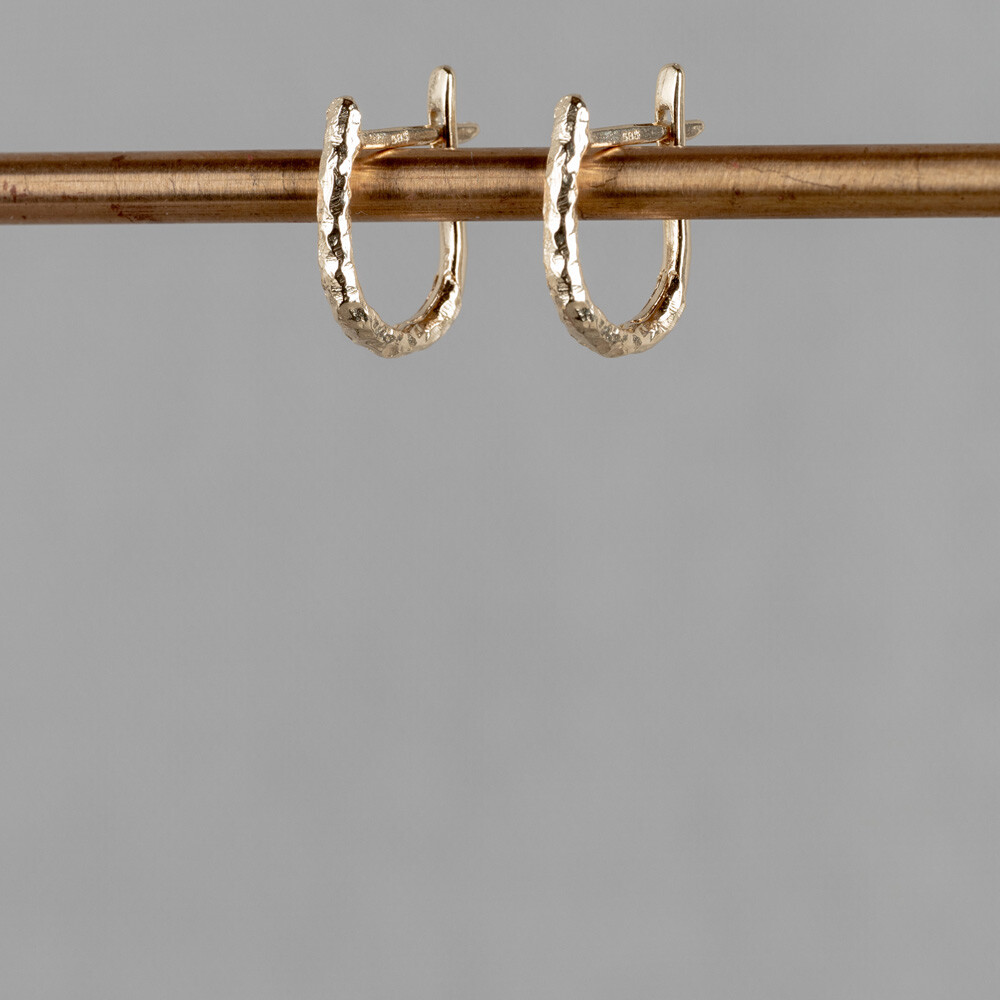 Oorbellen uit de goudcollectie van Jeh Jewels gemaakt van 14 karaat goud. Doordat de oorbellen niet rond zijn maar lusvormig zijn ze net wat unieker en iets minder braaf.