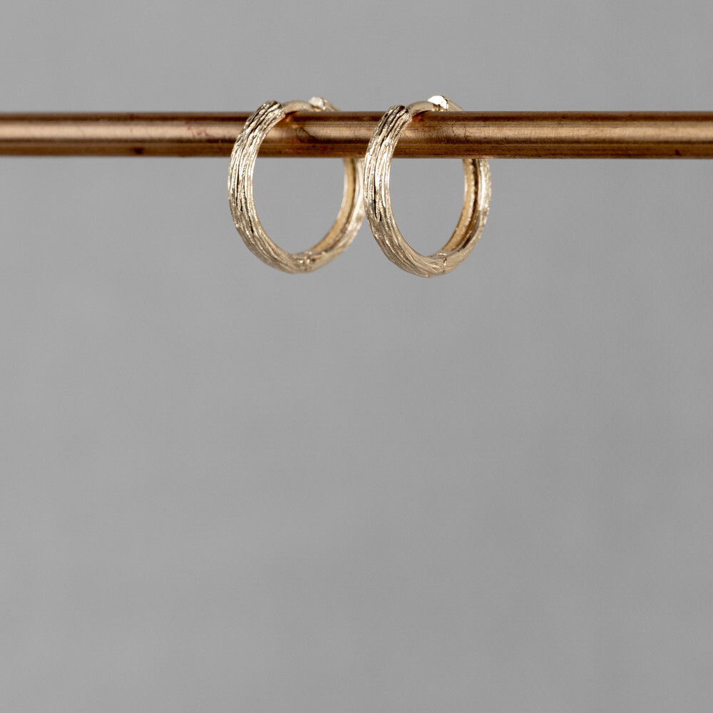 Oorring uit de goudcollectie van Jeh Jewels, gemaakt van 14 karaat goud. Deze oorringen met een doorsnede van 1,5 cm hebben een lichte textuur, wat ze net even wat stoerder maakt!