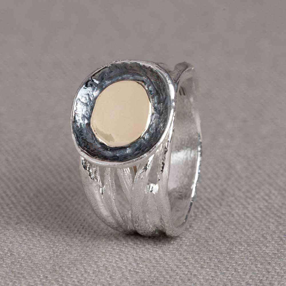 Ring van de najaarscollectie 2022 van Jeh Jewels gemaakt van zilver en 9 karaat. Deze ring is onwijs uniek. Het 9 karaat rondje in het midden van de ring lijkt net een spiegel. Deze is mooi omlijst met 925 sterling zilver. De glans van 925 sterling zilver maakt het een gewild edelmetaal voor de vervaardiging van sieraden. Het bestaat uit 92,5% puur zilver en 7,5% koper. Puur zilver is een zacht en buigzaam materiaal, het koper in 925 sterling zilver zorgt voor de stevigheid. De sieraden van Jéh Jewels zijn nikkel vrij. Materiaal: 9 karaat De term karaat geeft aan hoeveel puur goud er per duizend delen in een sieraad zitten. Hoe hoger deze waarde, hoe meer goud. In een sieraad van 9 karaat zitten 337,5 delen goud.