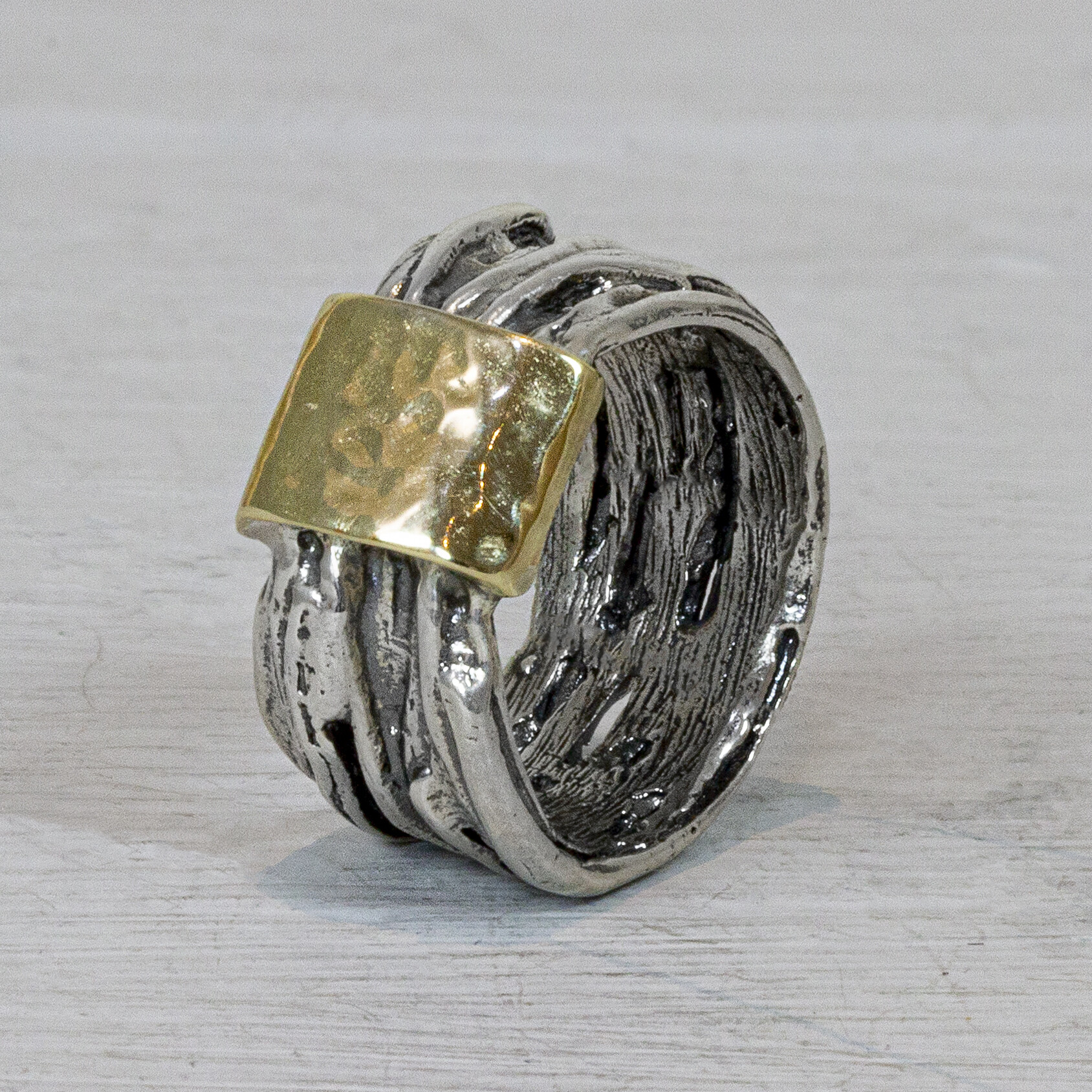 Ring van Jéh Jewels gemaakt van zilver en 9 karaat. Deze ring is onwijs mooi. Het 9 karaat is als het ware om het zilveren van de ring heen gevouwen. 