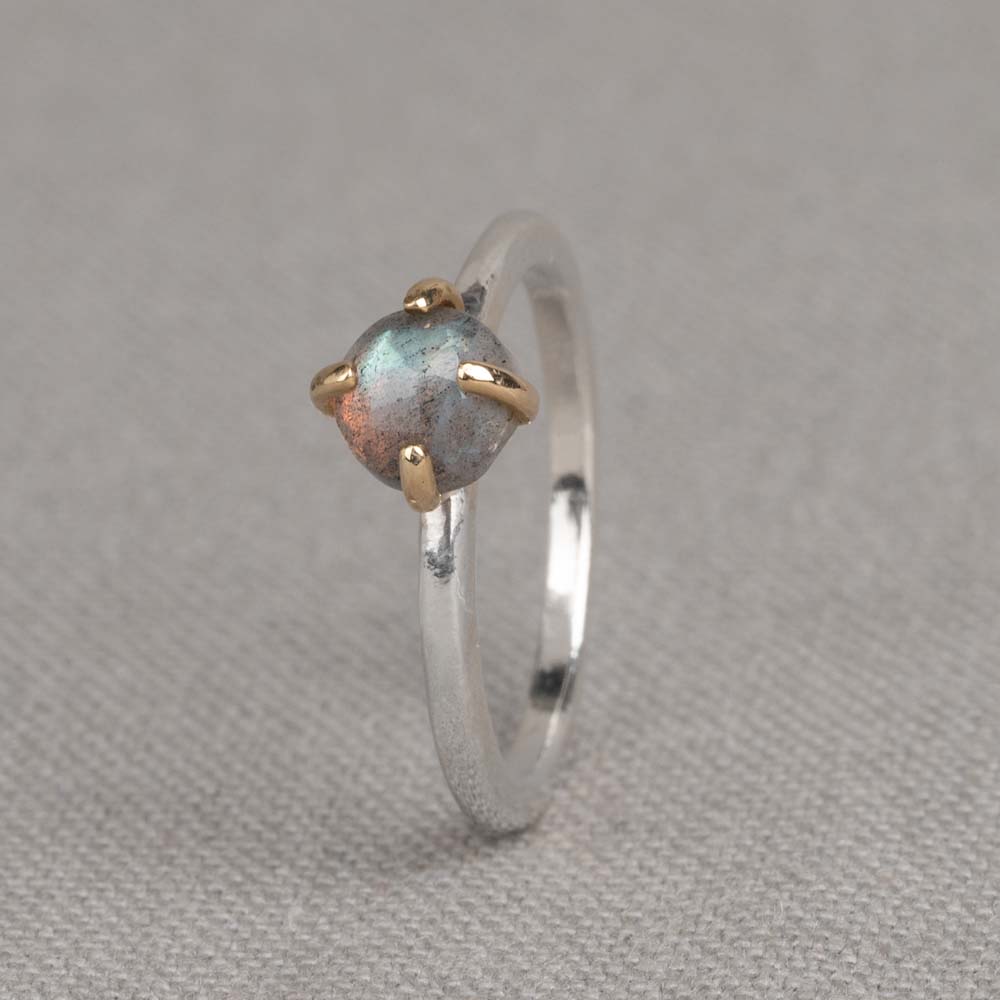 Ring gemaakt van zilver en 9 karaat met een Labradoriet steen. Deze prachtige ring is gemaakt van 925 sterling zilver. Aan de bovenkant zit een Labradoriet steen die wordt vastgehouden door 9 karaat.