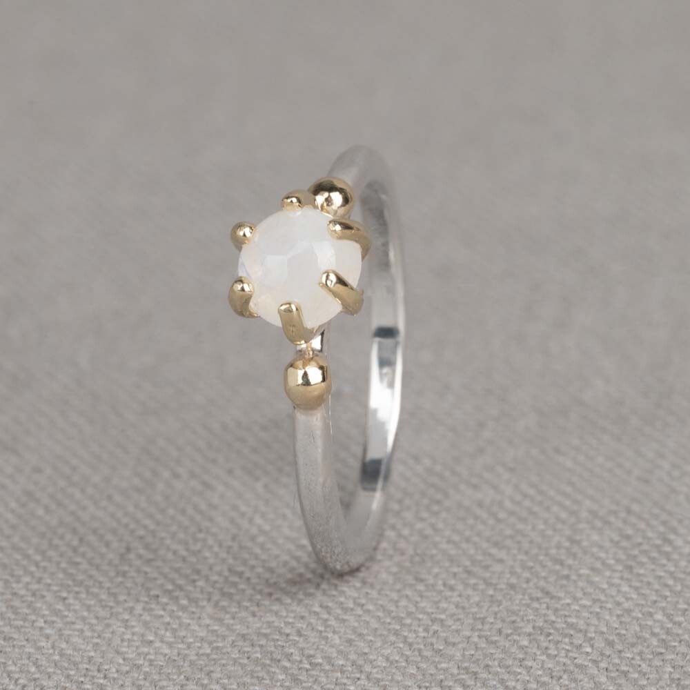 Ring van Jéh Jewels gemaakt van zilver en 9 karaat met een maansteen. Deze prachtige ring is gemaakt van 925 sterling zilver. Aan de bovenkant zit een Maansteen die wordt vastgehouden door 9 karaat. 

