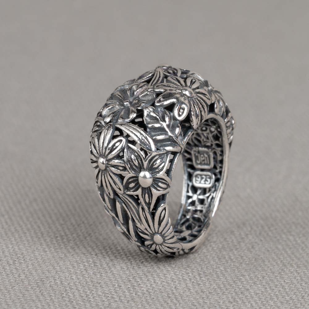 Ring van de najaarscollectie 2022 Jeh Jewels gemaakt van geoxideerd zilver. Deze ring is een echt eye-catcher. Hij is lekker groot en de bloemen geven 'm de extra power die de ring verdient. Op dit sieraad is gebruik gemaakt van geoxideerd zilver, dit is een oppervlakte bewerking. Het is mogelijk dat de geoxideerde laag na verloop van tijd door slijtage gaat vervagen.