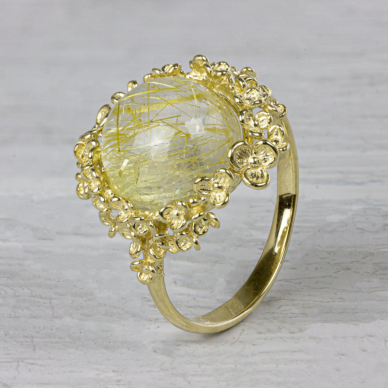 Ring uit de goud-collectie van Jeh Jewels, gemaakt van 14 karaat goud. In de rand van bloesem zit een goude rutielkwarts. Staat de gewenste maat hier niet tussen, stuur ons dan even een berichtje en vraag naar de mogelijkheden. De gouden sieradenlijn van Jéh is gemaakt van 14 karaats goud. Dit karaatgehalte wordt in Nederland het meest gebruikt, vanwege de hardheid en de kleur. Puur goud is te zacht om draagbare sieraden van te maken, daarom worden er bij metalen gebruikt. Vaak wordt er zilver en koper gebruikt zodat je kunt blijven spreken van 'edele metalen'. Bij 14 karaat goud zijn er van de 1000 delen, 585 delen puur goud. De overige 415 delen bestaan dus uit de overige metalen. Prijswijzigingen voorbehouden!
