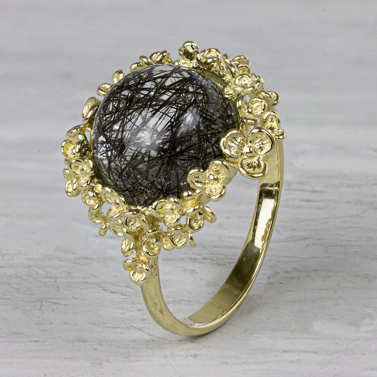 Ring uit de goud-collectie van Jeh Jewels, gemaakt van 14 karaat goud. In de rand van bloesem zit een goude rutielkwarts. Staat de gewenste maat hier niet tussen, stuur ons dan even een berichtje en vraag naar de mogelijkheden. De gouden sieradenlijn van Jéh is gemaakt van 14 karaats goud. Dit karaatgehalte wordt in Nederland het meest gebruikt, vanwege de hardheid en de kleur. Puur goud is te zacht om draagbare sieraden van te maken, daarom worden er bij metalen gebruikt. Vaak wordt er zilver en koper gebruikt zodat je kunt blijven spreken van 'edele metalen'. Bij 14 karaat goud zijn er van de 1000 delen, 585 delen puur goud. De overige 415 delen bestaan dus uit de overige metalen. Prijswijzigingen voorbehouden!