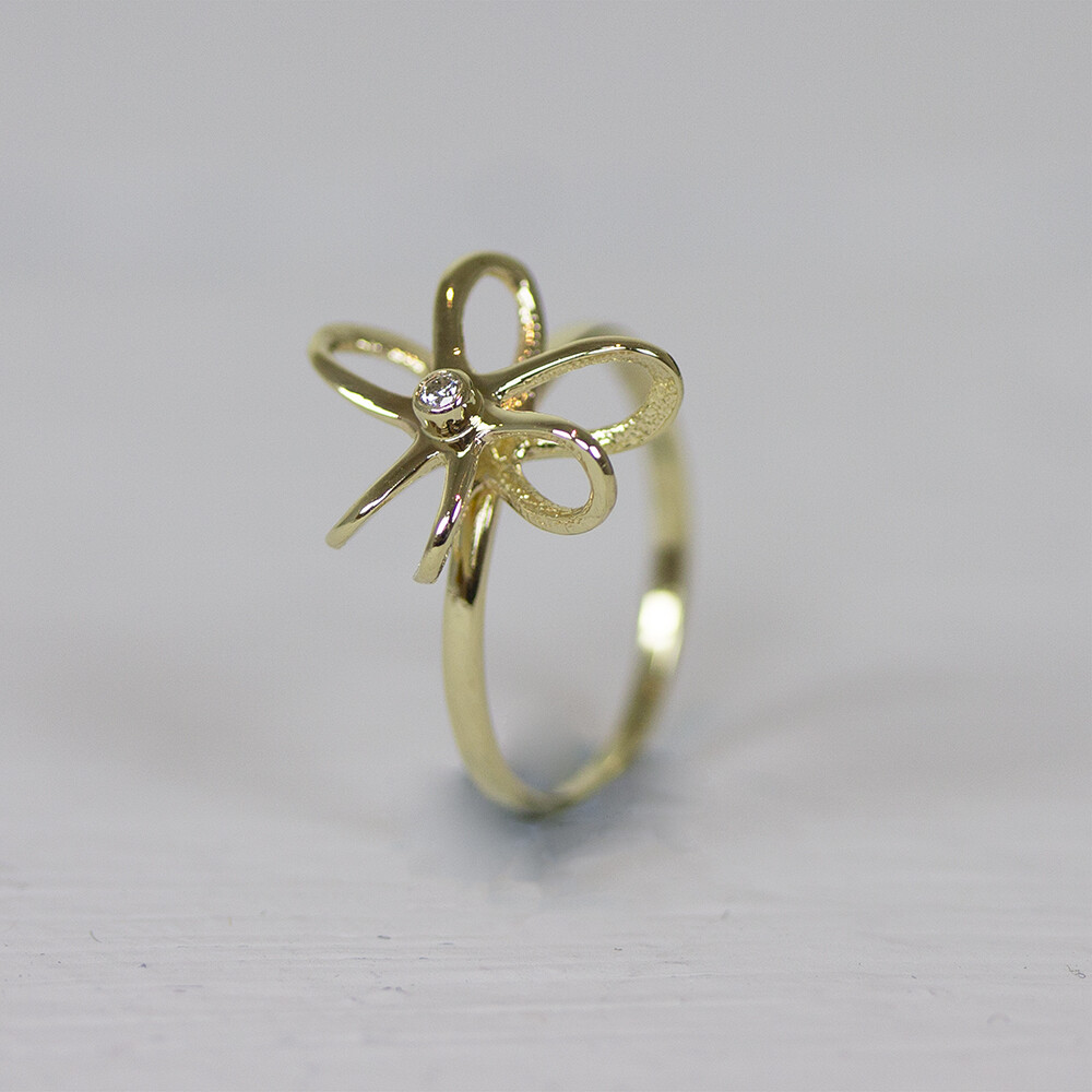 Ring in de vorm van een bloem gemaakt van 14 karaat goud met daarin een diamant van 0,03 ct SI1/HI *Prijswijzigingen voorbehouden in verband met goudkoers en gewicht! De gouden sieradenlijn van Jeh is gemaakt van 14 karaats goud. Dit karaatgehalte wordt in Nederland het meest gebruikt, vanwege de hardheid en de kleur. Puur goud is te zacht om draagbare sieraden van te maken, daarom worden er bij metalen gebruikt. Vaak wordt er zilver en koper gebruikt zodat je kunt blijven spreken van 'edele metalen'. Bij 14 karaat goud zijn er van de 1000 delen, 585 delen puur goud. De overige 415 delen bestaan dus uit de overige metalen.