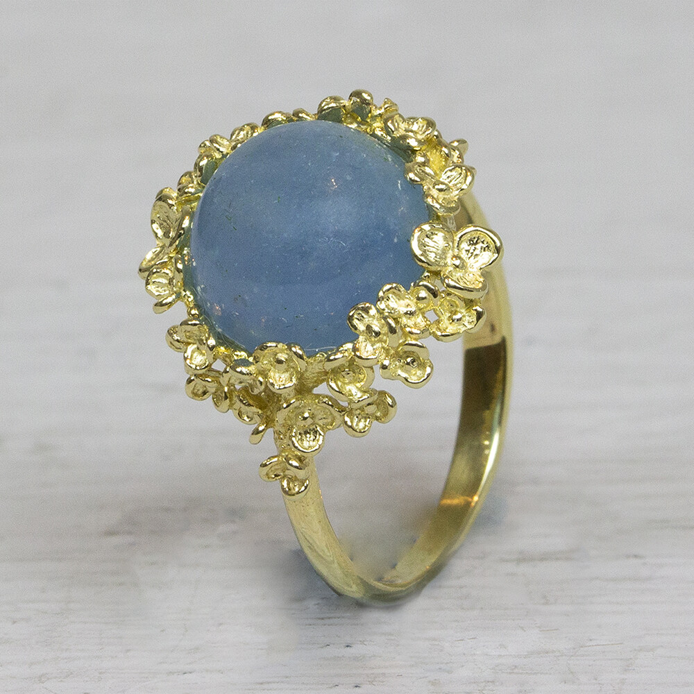 Ring uit de goud-collectie van Jeh Jewels, gemaakt van 14 karaat goud. In de rand van bloesem zit een zwarte rutielkwarts. Staat de gewenste maat hier niet tussen, stuur ons dan even een berichtje en vraag naar de mogelijkheden. De gouden sieradenlijn van Jéh is gemaakt van 14 karaats goud. Dit karaatgehalte wordt in Nederland het meest gebruikt, vanwege de hardheid en de kleur. Puur goud is te zacht om draagbare sieraden van te maken, daarom worden er bij metalen gebruikt. Vaak wordt er zilver en koper gebruikt zodat je kunt blijven spreken van 'edele metalen'. Bij 14 karaat goud zijn er van de 1000 delen, 585 delen puur goud. De overige 415 delen bestaan dus uit de overige metalen. Prijswijzigingen voorbehouden!