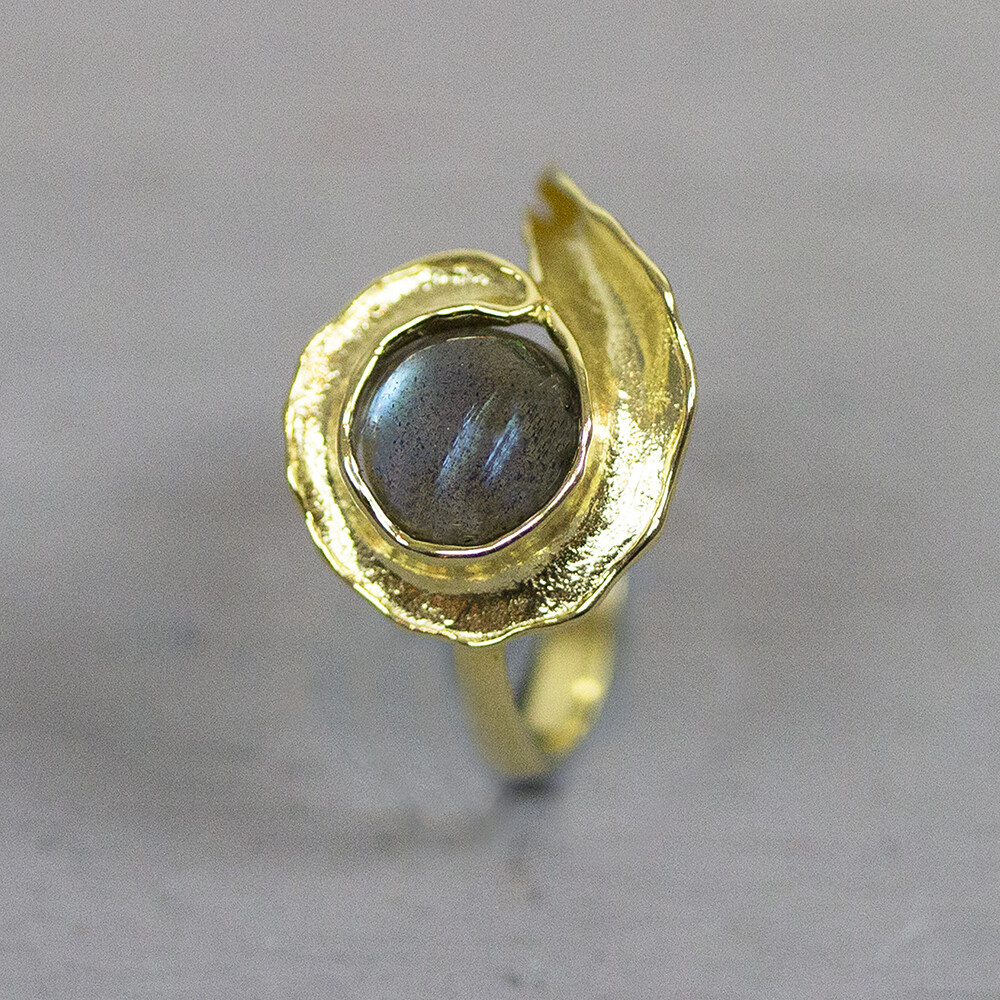 Deze prachtige ring is gemaakt van 14 karaat goud en heeft een schitterende labradoriet steen van 8 mm. De krulvormige setting geeft de ring een uniek en speels karakter. Draag deze ring solo voor een subtiele touch, of combineer hem met andere gouden ringen voor een trendy look. Een echte eyecatcher voor elke gelegenheid!