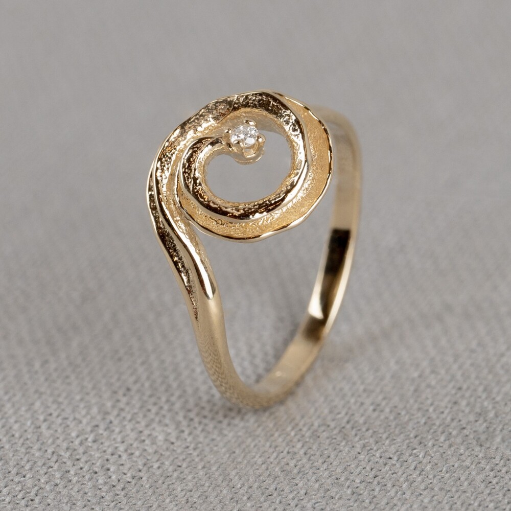 Ring gemaakt van 14 karaat goud met daarin een diamant van 0.026CT I1/HI. De gouden sieradenlijn van Jeh is gemaakt van 14 karaats goud. Dit karaatgehalte wordt in Nederland het meest gebruikt, vanwege de hardheid en de kleur. Puur goud is te zacht om draagbare sieraden van te maken, daarom worden er bij metalen gebruikt. Vaak wordt er zilver en koper gebruikt zodat je kunt blijven spreken van 'edele metalen'. Bij 14 karaat goud zijn er van de 1000 delen, 585 delen puur goud. De overige 415 delen bestaan dus uit de overige metalen.