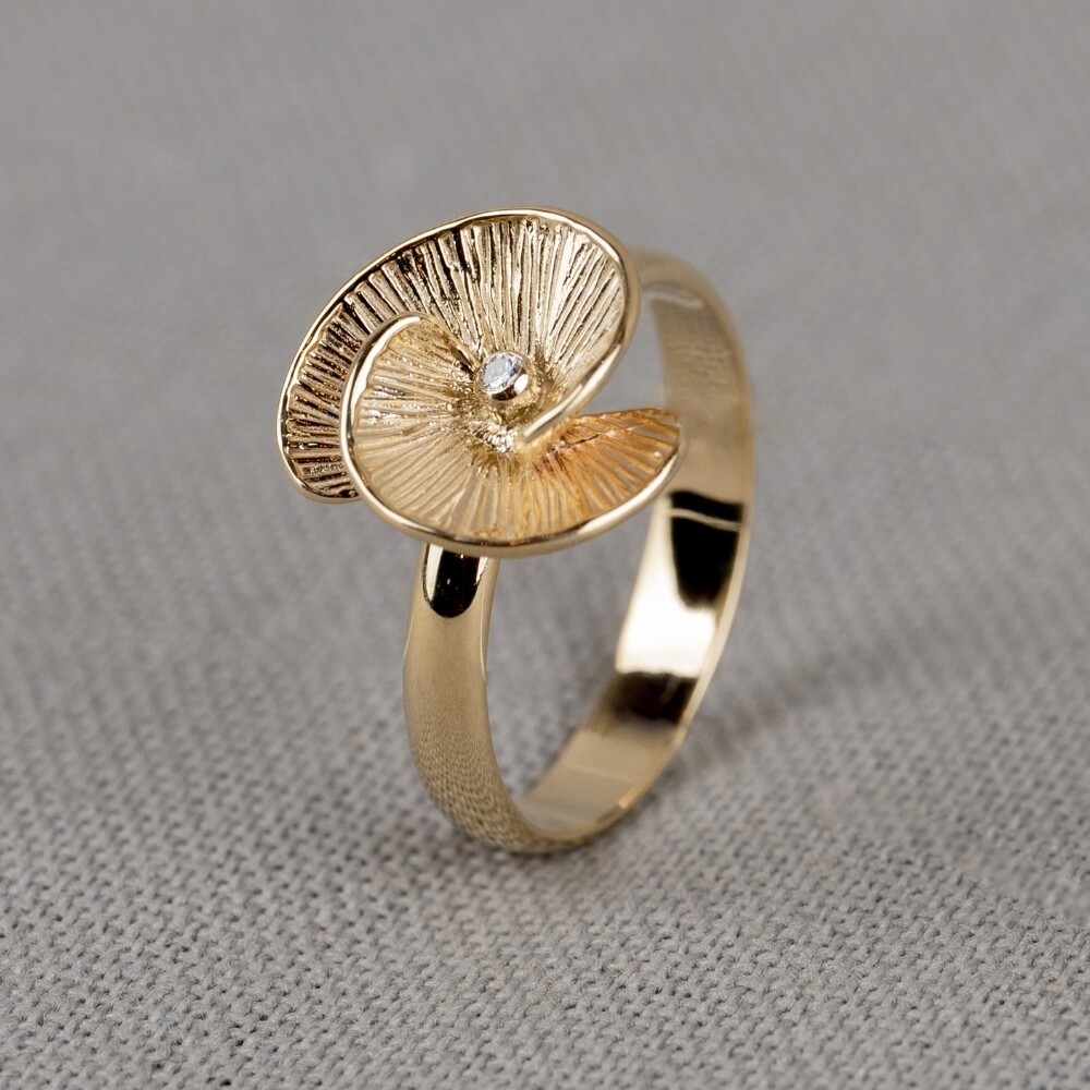 Ring gemaakt van 14 karaat goud met een diamant van 0.029CT I1/HI, de ring doet ons denken aan een klaproos.