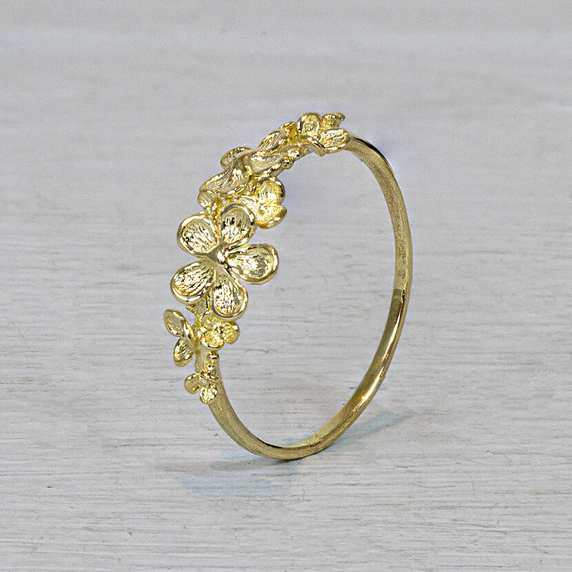 Ring uit de goud collectie van Jeh Jewels gemaakt van 14 karaat goud. Op de bovenkant van de ring ligt een sierlijk bloembed net bloesem! De gouden sieradenlijn van Jeh is gemaakt van 14 karaats goud. Dit karaatgehalte wordt in Nederland het meest gebruikt vanwege de hardheid en de kleur. Puur goud is te zacht om draagbare sieraden van te maken daarom worden er bij metalen gebruikt. Vaak wordt er zilver en koper gebruikt zodat je kunt blijven spreken van 'edele metalen'. Bij 14 karaat goud zijn er van de 1000 delen 585 delen puur goud. De overige 415 delen bestaan dus uit de overige metalen. Prijswijzigingen voorbehouden! MAAT 54 