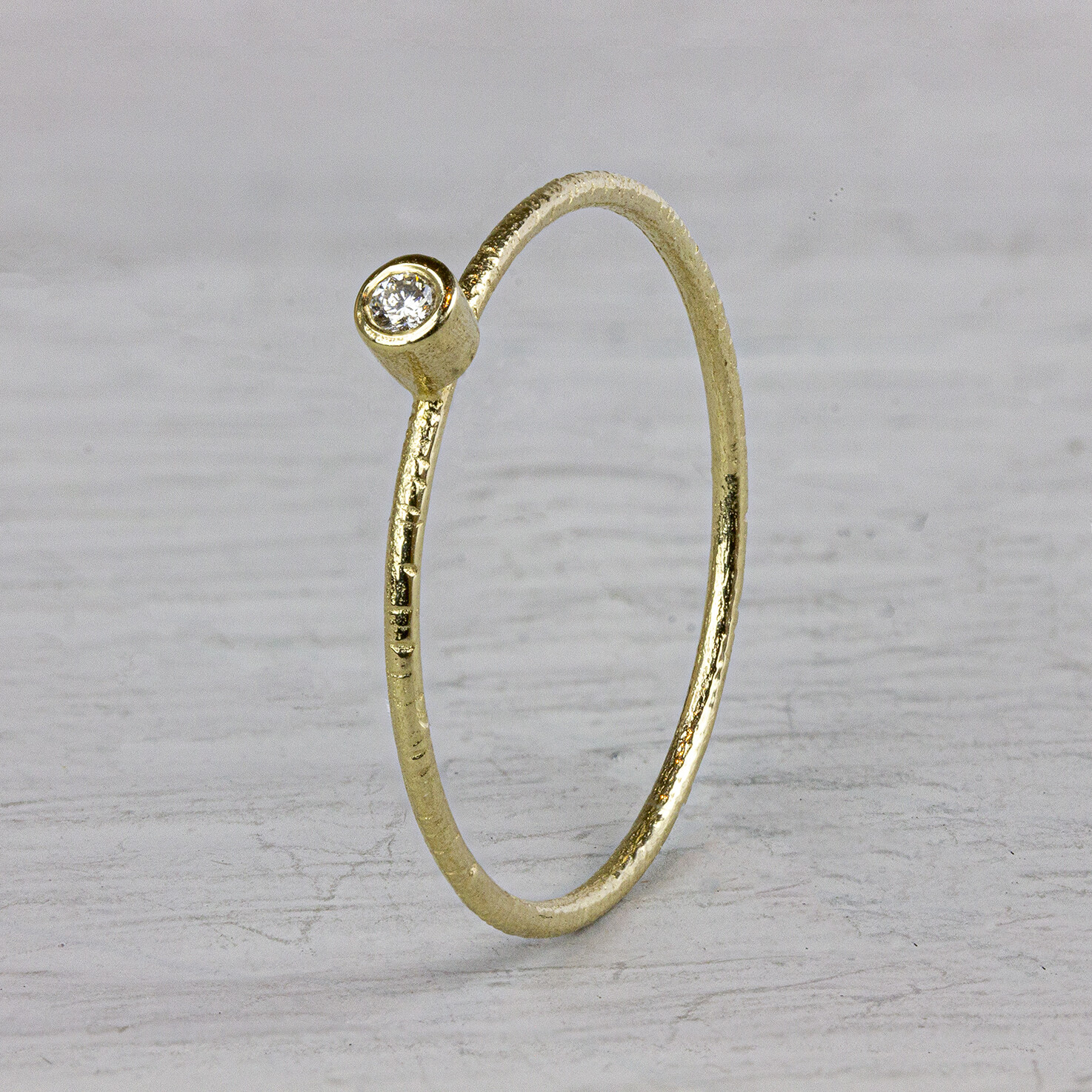 Ring van de N.O.O.R. collectie van Jeh Jewels. Deze ring is gemaakt van 14 karaat goud met een 0.02 ct diamant. Deze ring is perfect om te combineren met andere ringen van de N.O.O.R. collectie of om los te dragen. Met welke ring zou jij deze combineren?