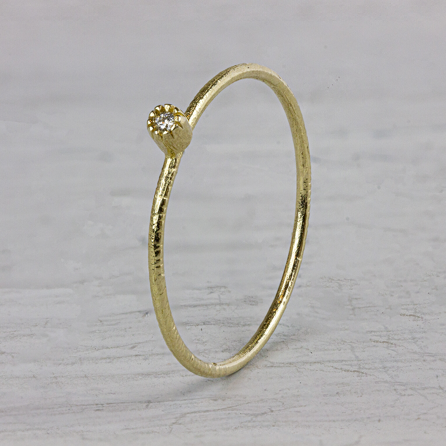 Ring van de N.O.O.R. collectie van Jeh Jewels. Deze ring is gemaakt van 14 karaat goud met een 0.01 ct diamant met bloemzetting. Deze ring is perfect om te combineren met andere ringen van de N.O.O.R. collectie of om los te dragen. Met welke ring zou jij deze combineren?