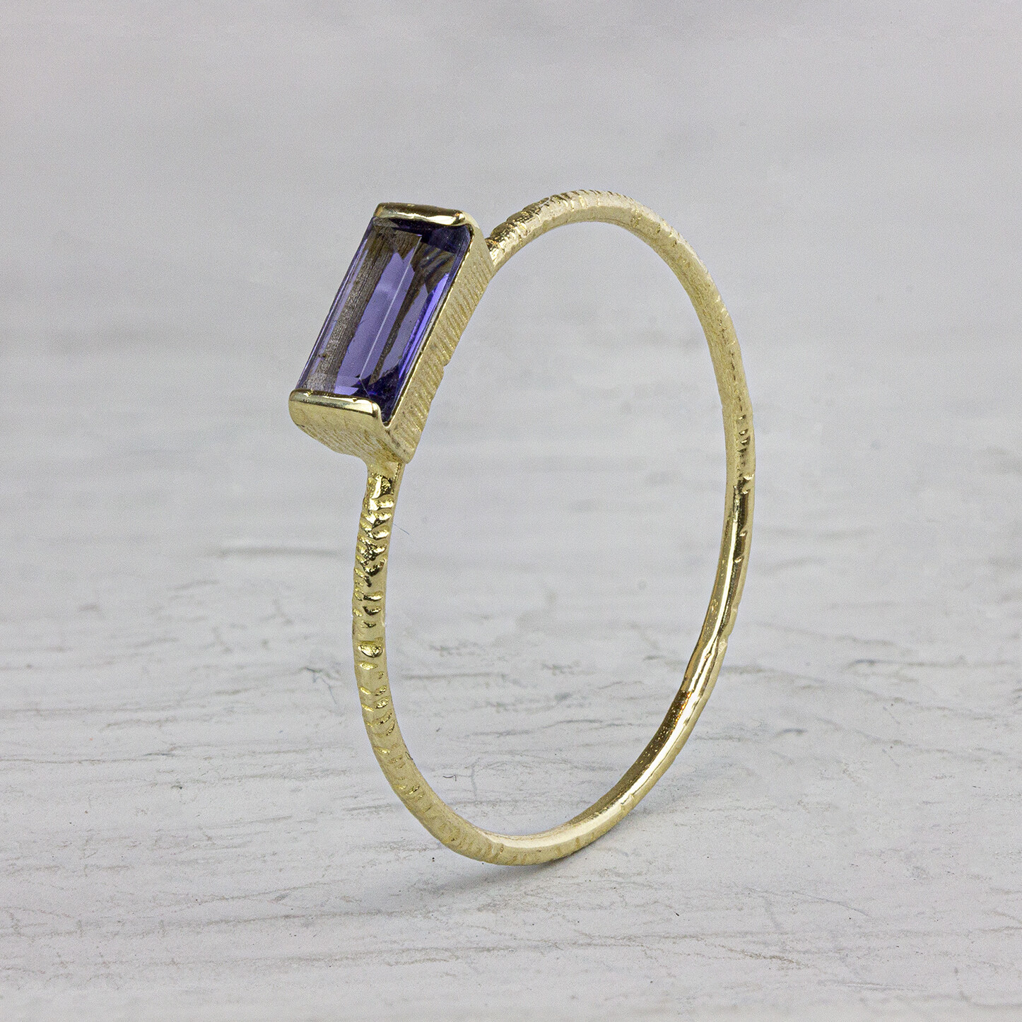 Ring van de N.O.O.R. collectie van Jeh Jewels. Deze ring is gemaakt van 14 karaat goud met een rechthoekige Ioliet steen. Deze ring is perfect om te combineren met andere ringen van de N.O.O.R. collectie of om los te dragen. Met welke ring zou jij deze combineren?