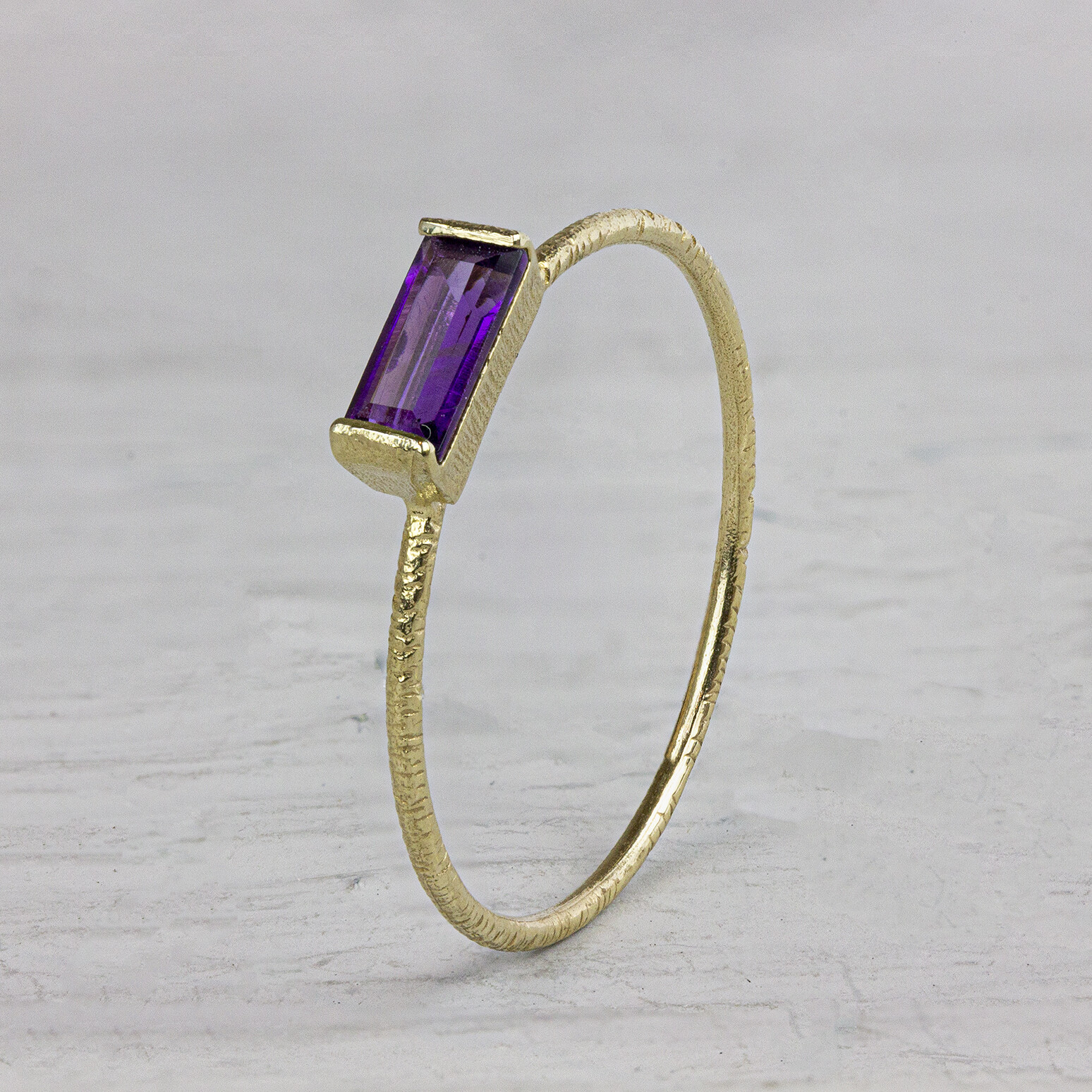 Ring van de N.O.O.R. collectie van Jeh Jewels. Deze ring is gemaakt van 14 karaat goud met een rechthoekige Amethist steen. Deze ring is perfect om te combineren met andere ringen van de N.O.O.R. collectie of om los te dragen. Met welke ring zou jij deze combineren?
