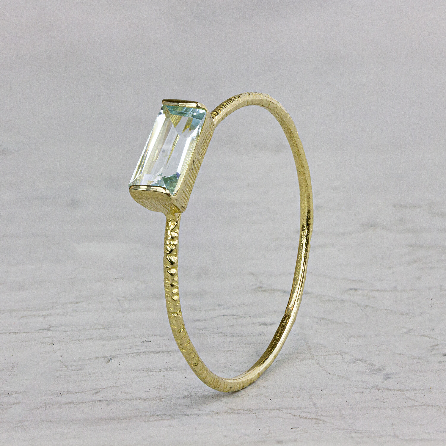Ring van de N.O.O.R. collectie van Jeh Jewels. Deze ring is gemaakt van 14 karaat goud met een rechthoekige blauwe Topaas steen. Deze ring is perfect om te combineren met andere ringen van de N.O.O.R. collectie of om los te dragen. Met welke ring zou jij deze combineren?