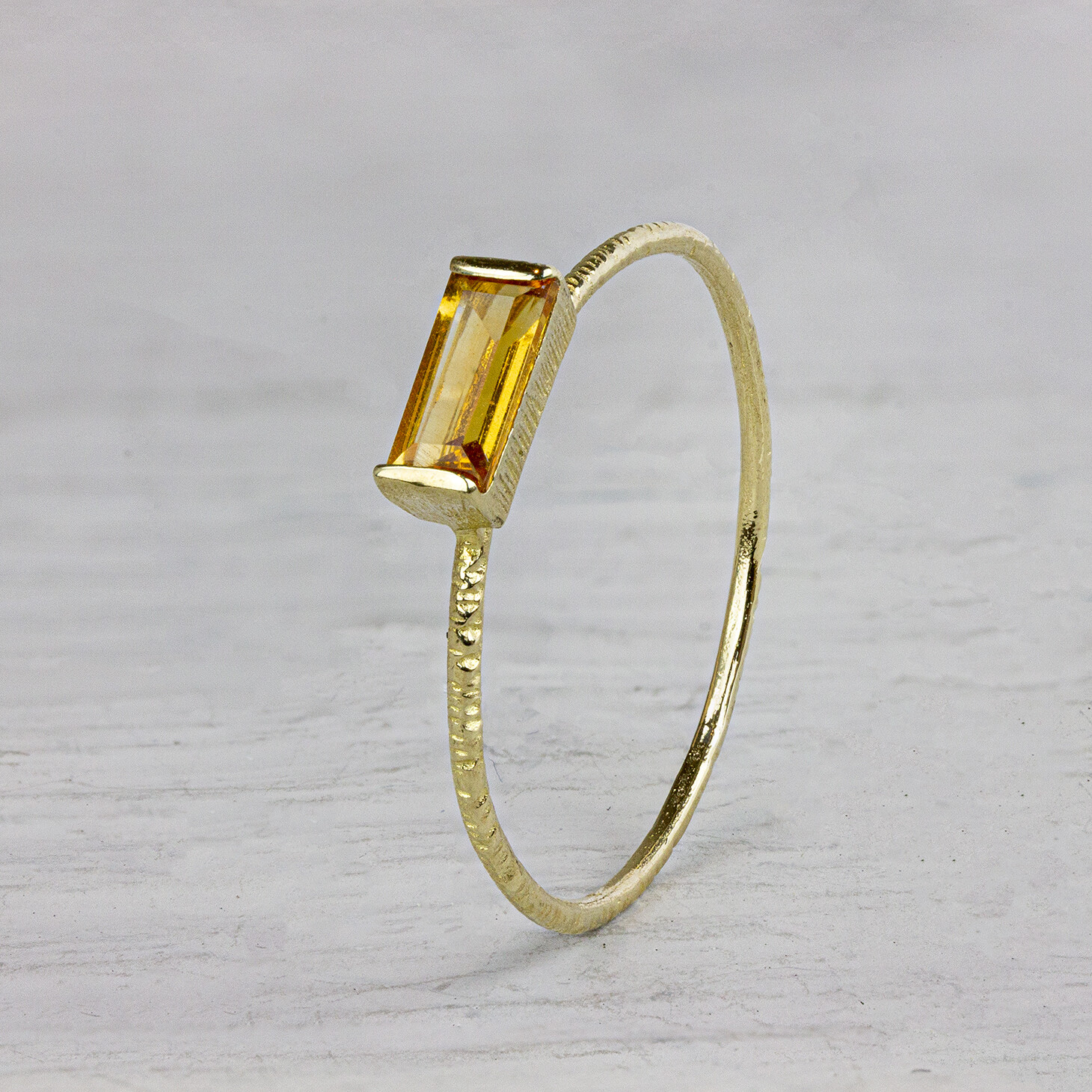 Ring van de N.O.O.R. collectie van Jeh Jewels. Deze ring is gemaakt van 14 karaat goud met een rechthoekige Citrien steen. Deze ring is perfect om te combineren met andere ringen van de N.O.O.R. collectie of om los te dragen. Met welke ring zou jij deze combineren?