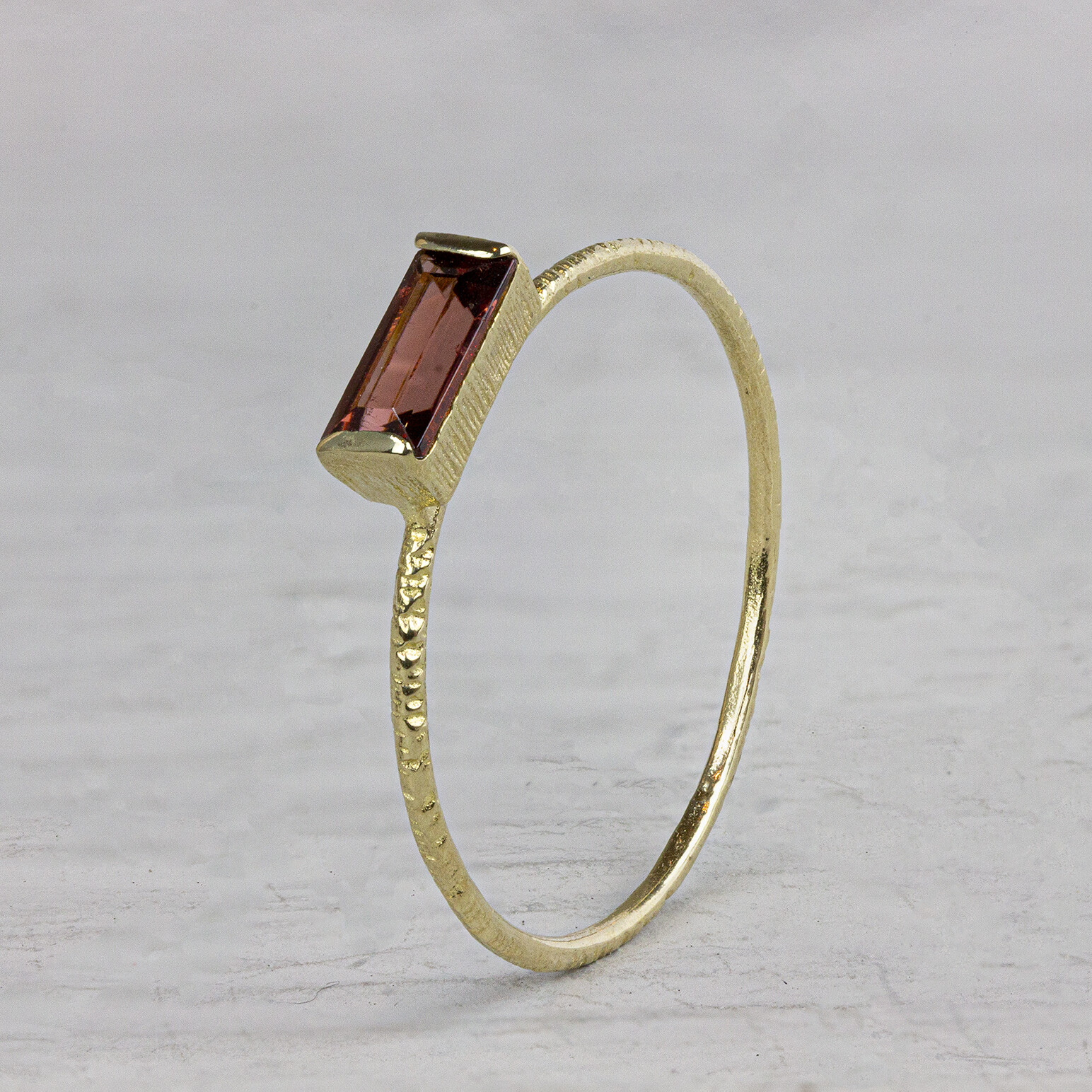 Ring van de N.O.O.R. collectie van Jeh Jewels. Deze ring is gemaakt van 14 karaat goud met een rechthoekige Granaat steen. Deze ring is perfect om te combineren met andere ringen van de N.O.O.R. collectie of om los te dragen. Met welke ring zou jij deze combineren?