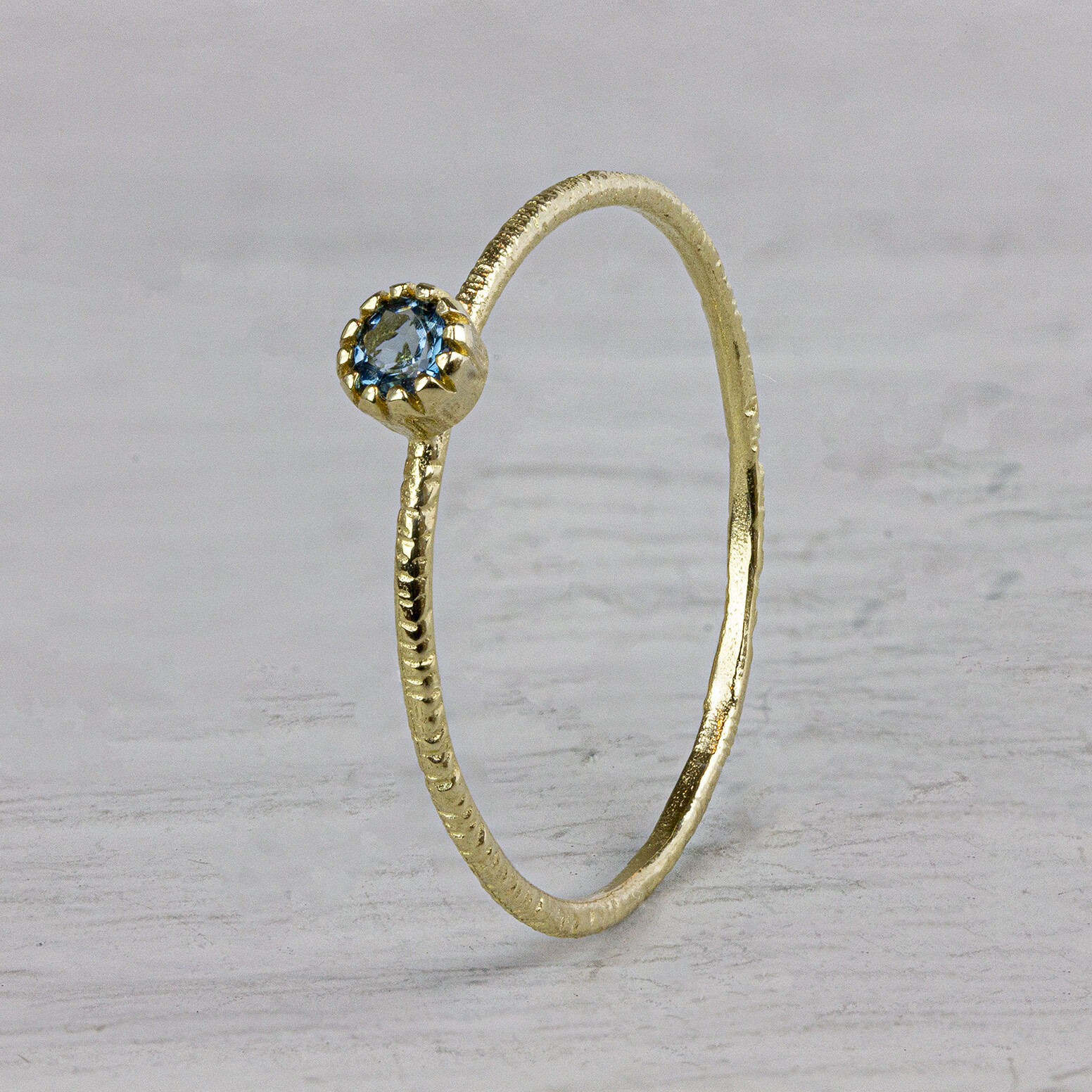 Ring van de N.O.O.R. collectie van Jeh Jewels. Deze ring is gemaakt van 14 karaat goud met een ronde London Topaas steen met bloemzetting. Deze ring is perfect om te combineren met andere ringen van de N.O.O.R. collectie of om los te dragen. Met welke ring zou jij deze combineren?