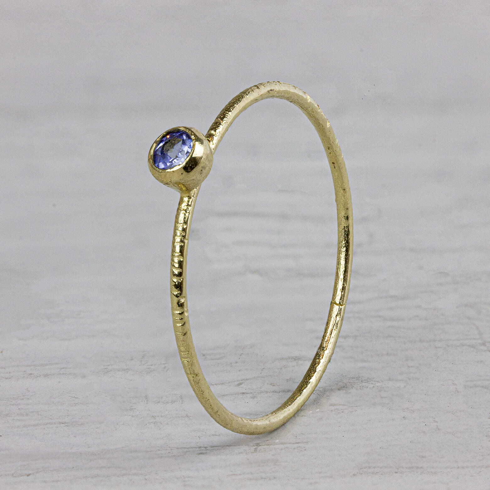 Ring van de N.O.O.R. collectie van Jeh Jewels. Deze ring is gemaakt van 14 karaat goud met een ronde Tanzaniet steen. Deze ring is perfect om te combineren met andere ringen van de N.O.O.R. collectie of om los te dragen. Met welke ring zou jij deze combineren?