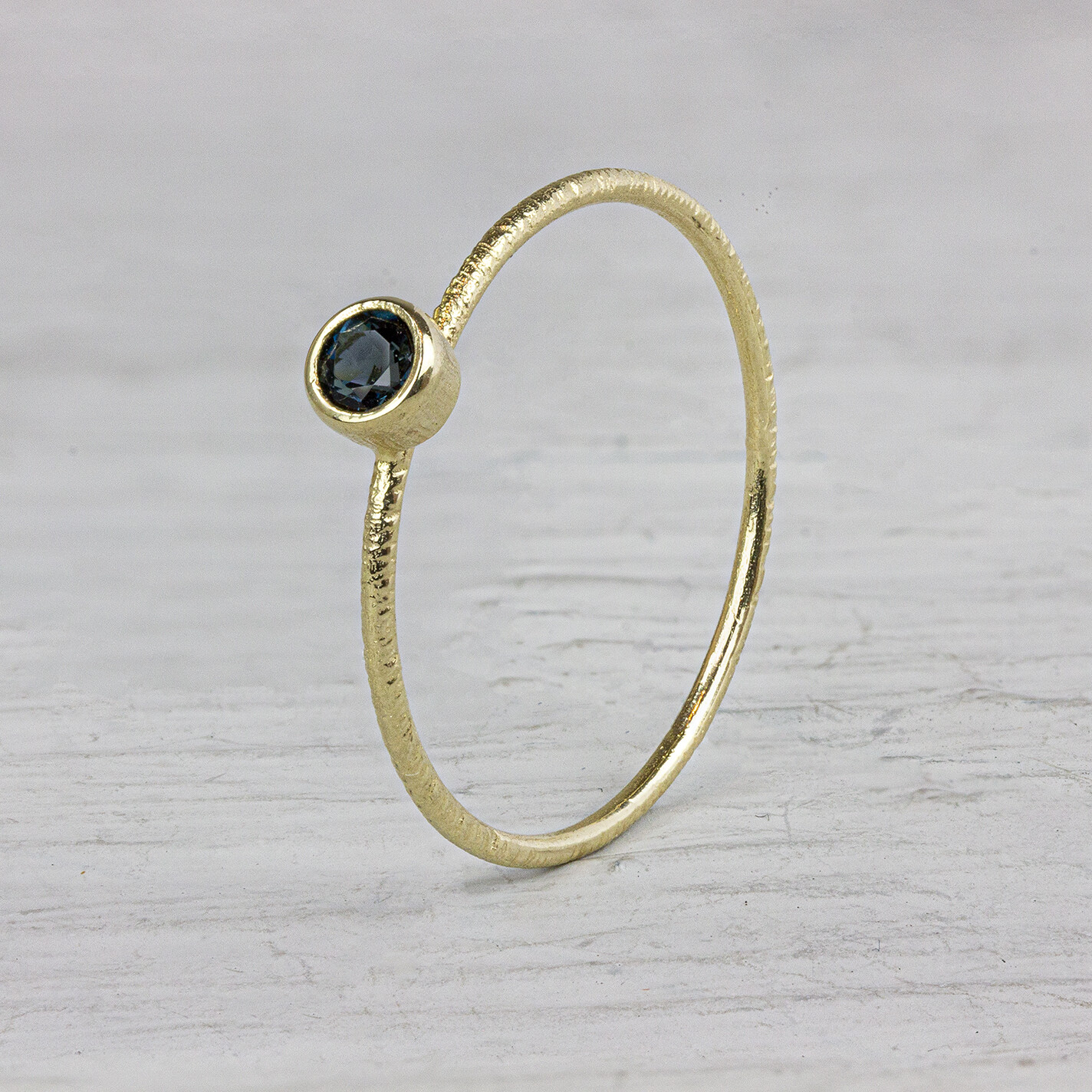 Ring van de N.O.O.R. collectie van Jeh Jewels. Deze ring is gemaakt van 14 karaat goud met een ronde blauwe London Topaas steen. Deze ring is perfect om te combineren met andere ringen van de N.O.O.R. collectie of om los te dragen. Met welke ring zou jij deze combineren?