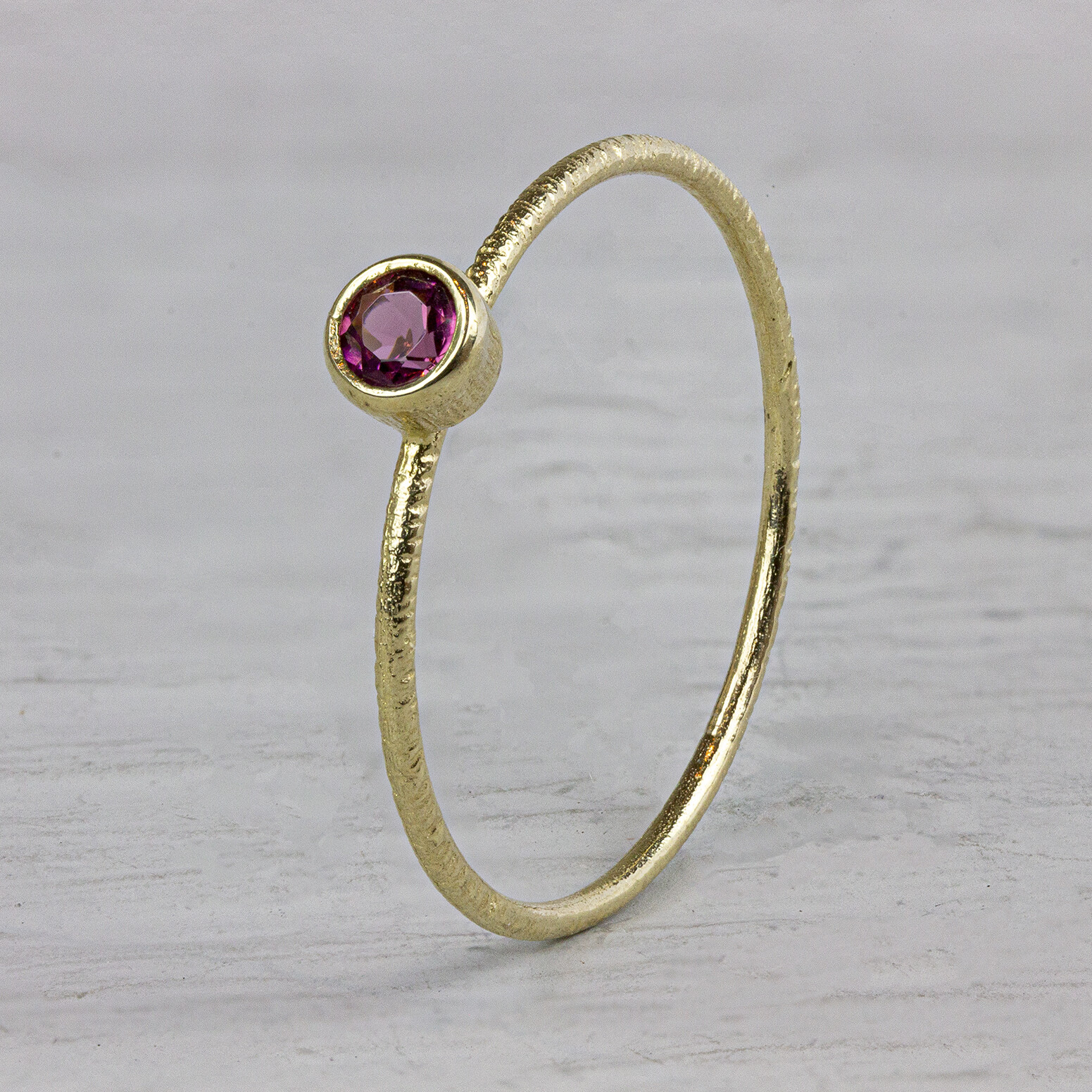 Ring van de N.O.O.R. collectie van Jeh Jewels. Deze ring is gemaakt van 14 karaat goud met een ronde roze Toermalijn steen. Deze ring is perfect om te combineren met andere ringen van de N.O.O.R. collectie of om los te dragen. Met welke ring zou jij deze combineren?