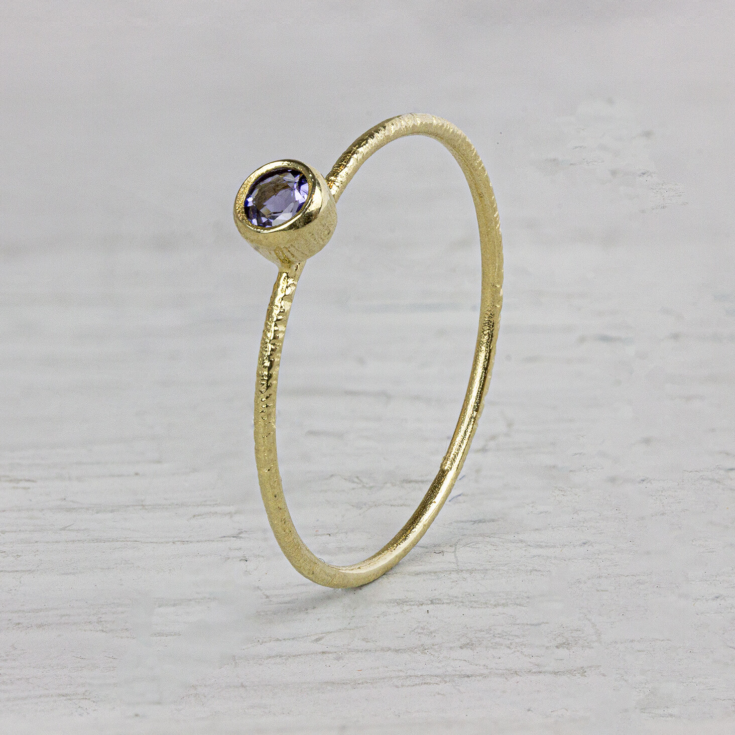 Ring van de N.O.O.R. collectie van Jeh Jewels. Deze ring is gemaakt van 14 karaat goud met een ronde Ioliet steen. Deze ring is perfect om te combineren met andere ringen van de N.O.O.R. collectie of om los te dragen. Met welke ring zou jij deze combineren?
