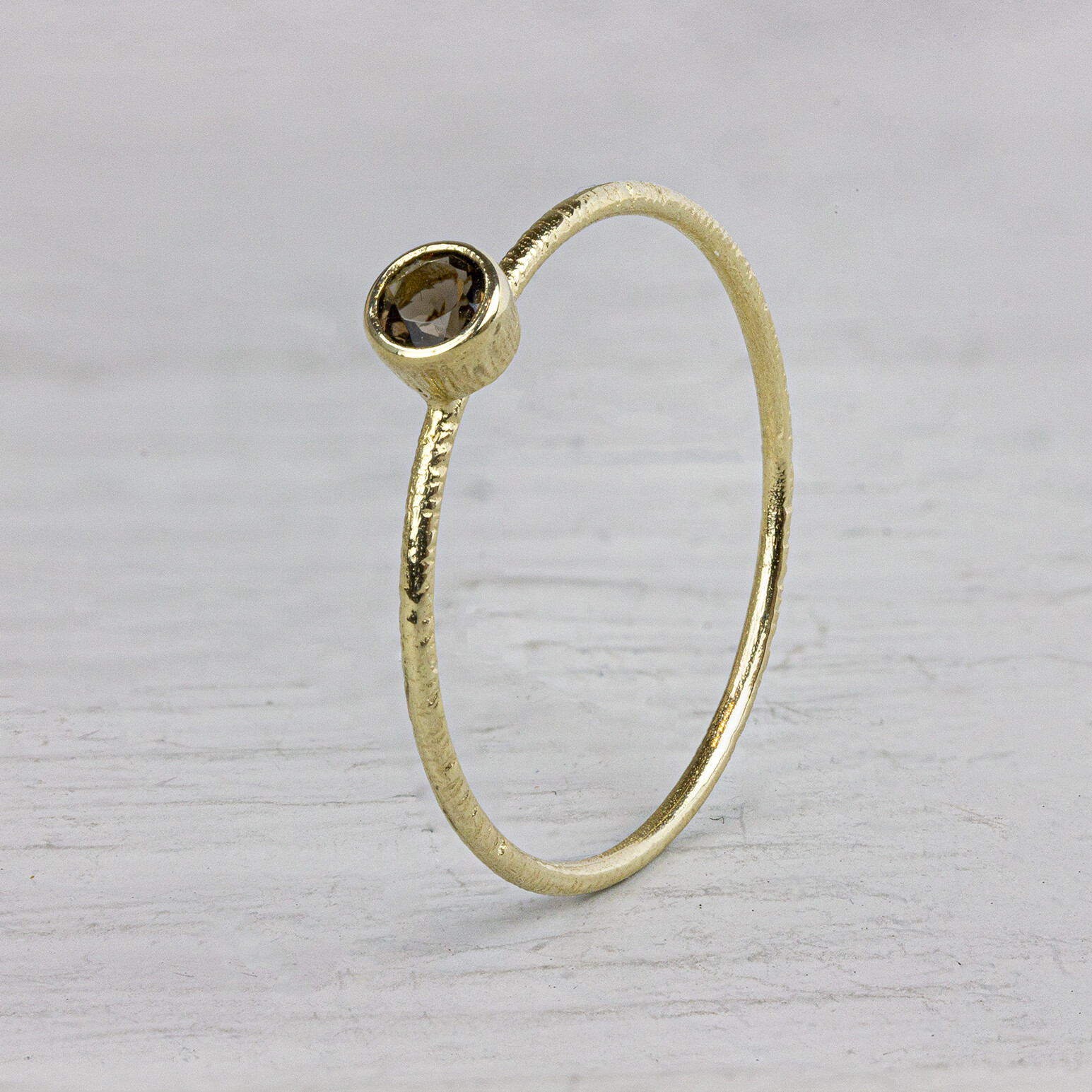 Ring van de N.O.O.R. collectie van Jeh Jewels. Deze ring is gemaakt van 14 karaat goud met een ronde Rookkwarts steen. Deze ring is perfect om te combineren met andere ringen van de N.O.O.R. collectie of om los te dragen. Met welke ring zou jij deze combineren?