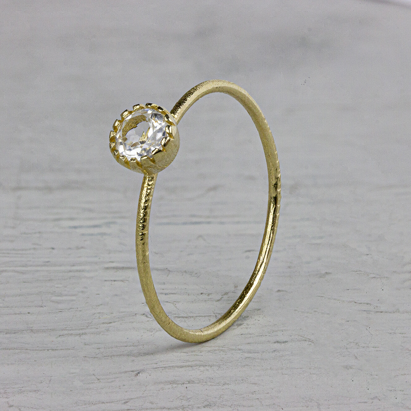 Ring van de N.O.O.R. collectie van Jeh Jewels. Deze ring is gemaakt van 14 karaat goud met een witte Topaas steen met bloemzetting. Deze ring is perfect om te combineren met andere ringen van de N.O.O.R. collectie of om los te dragen. Met welke ring zou jij deze combineren?
