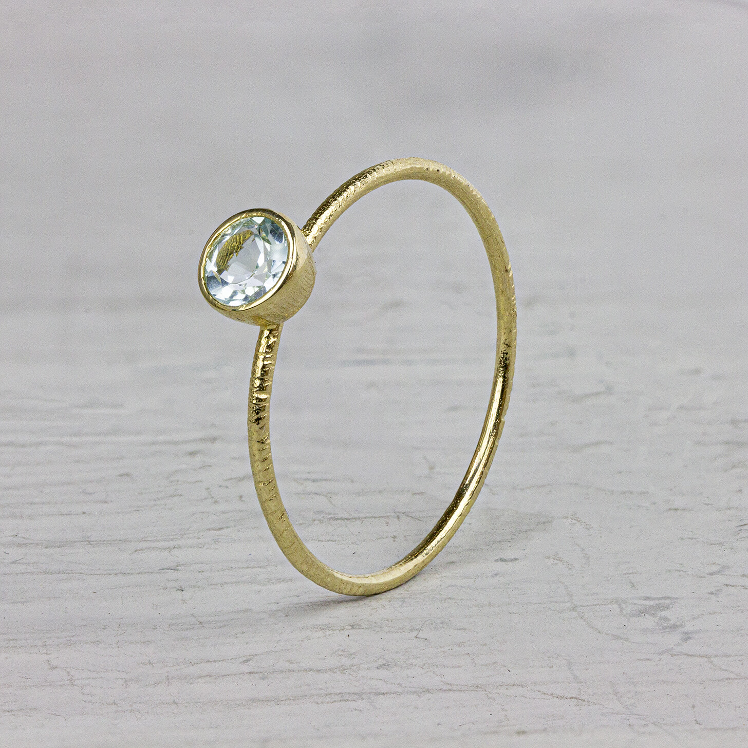 Ring van de N.O.O.R. collectie van Jeh Jewels. Deze ring is gemaakt van 14 karaat goud met een ronde blauwe Topaas steen. Deze ring is perfect om te combineren met andere ringen van de N.O.O.R. collectie of om los te dragen. Met welke ring zou jij deze combineren?