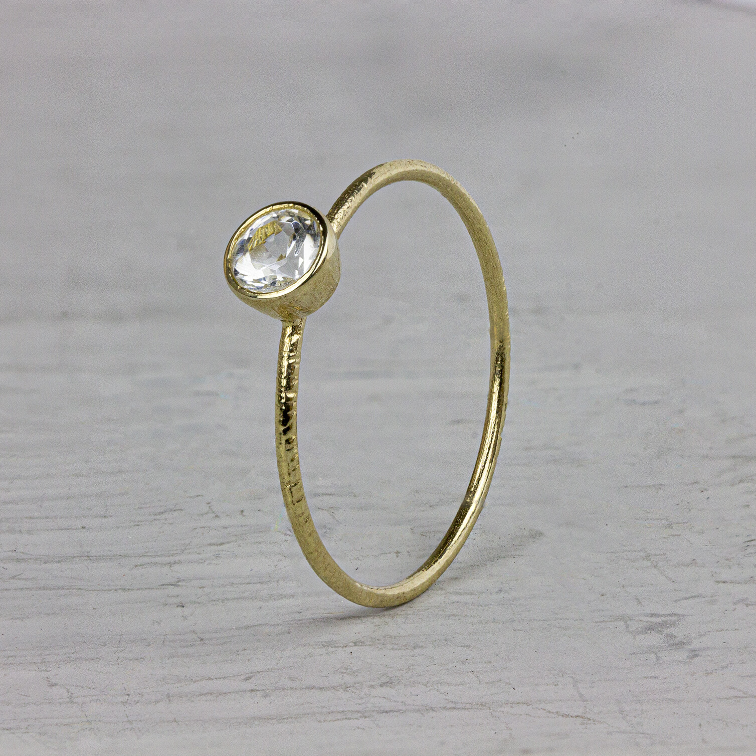 Ring van de N.O.O.R. collectie van Jeh Jewels. Deze ring is gemaakt van 14 karaat goud met een ronde witte Topaas steen. Deze ring is perfect om te combineren met andere ringen van de N.O.O.R. collectie of om los te dragen. Met welke ring zou jij deze combineren?