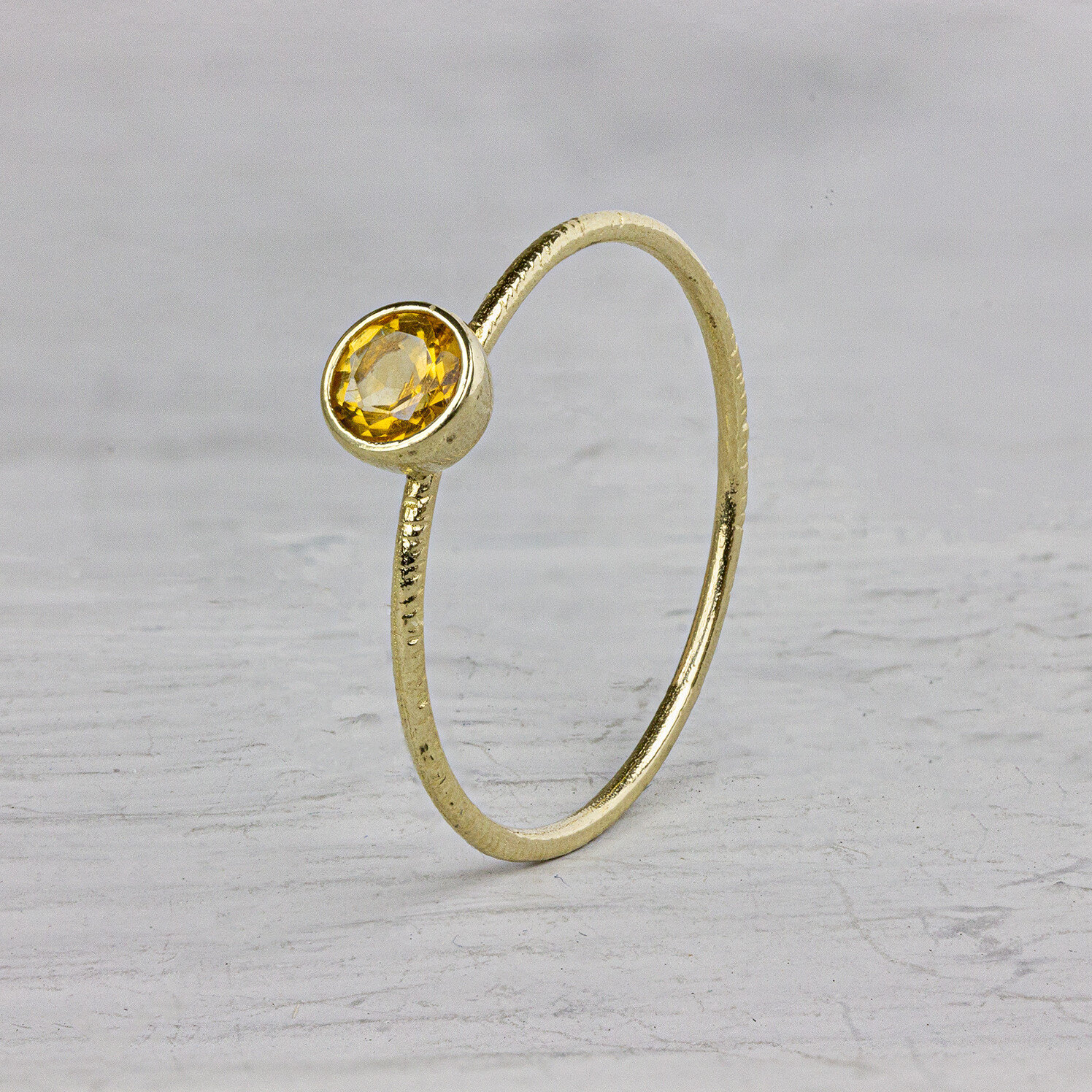 Ring van de N.O.O.R. collectie van Jeh Jewels. Deze ring is gemaakt van 14 karaat goud met een ronde Citrien steen. Deze ring is perfect om te combineren met andere ringen van de N.O.O.R. collectie of om los te dragen. Met welke ring zou jij deze combineren?