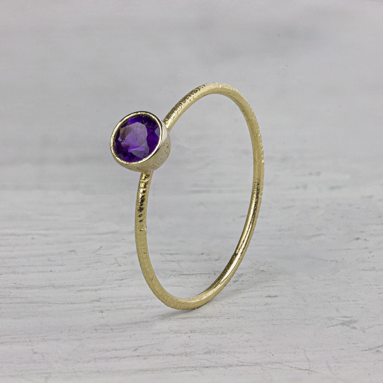 Ring van de N.O.O.R. collectie van Jeh Jewels. Deze ring is gemaakt van 14 karaat goud met een ronde Amethist steen. Deze ring is perfect om te combineren met andere ringen van de N.O.O.R. collectie of om los te dragen. Met welke ring zou jij deze combineren?
