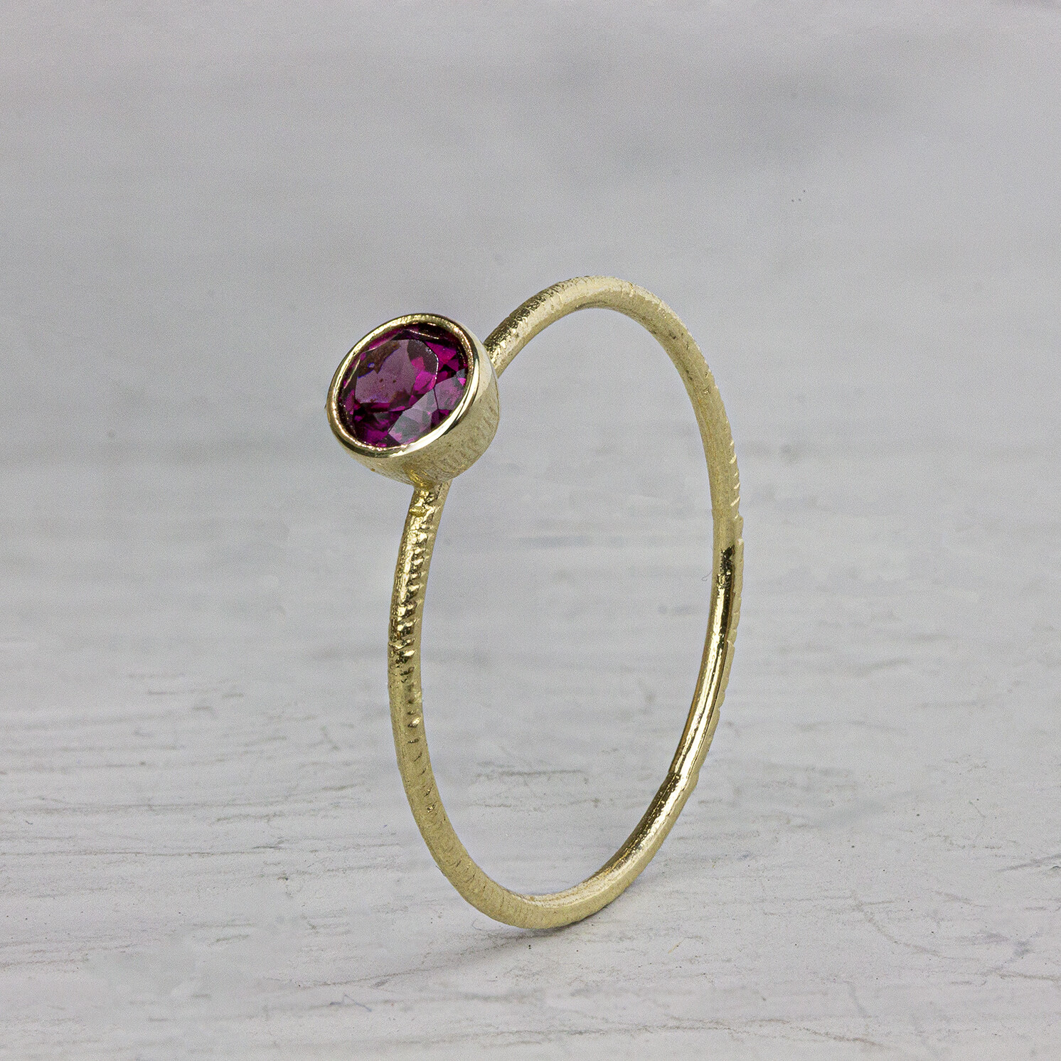 Ring van de N.O.O.R. collectie van Jeh Jewels. Deze ring is gemaakt van 14 karaat goud met een ronde Rodoliet steen. Deze ring is perfect om te combineren met andere ringen van de N.O.O.R. collectie of om los te dragen. Met welke ring zou jij deze combineren?
