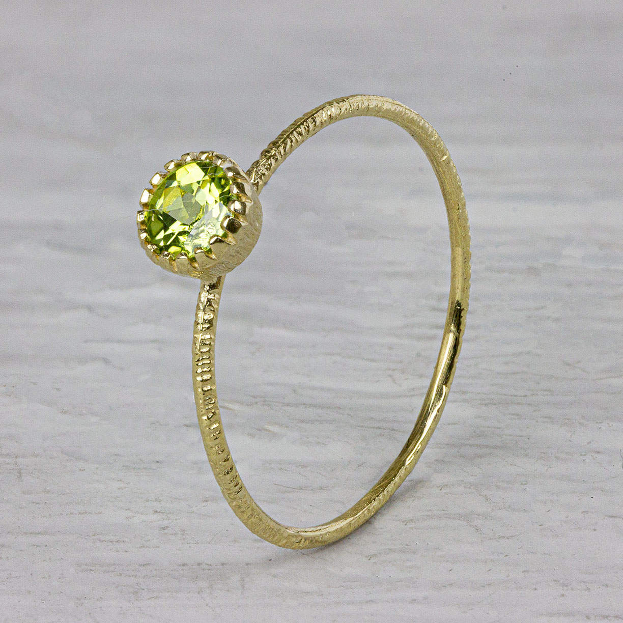 Ring van de N.O.O.R. collectie van Jeh Jewels. Deze ring is gemaakt van 14 karaat goud met een ronde Peridot steen met bloemzetting. Deze ring is perfect om te combineren met andere ringen van de N.O.O.R. collectie of om los te dragen. Met welke ring zou jij deze combineren?