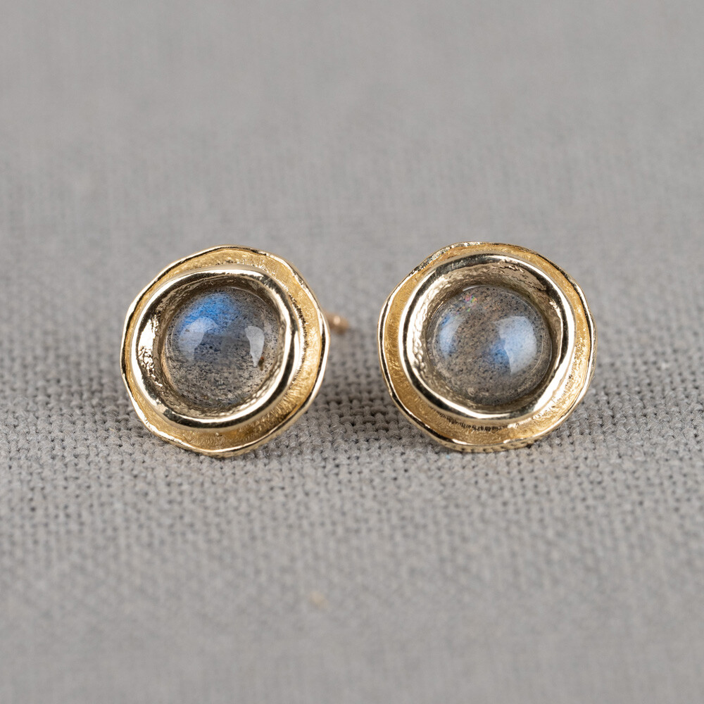 Oorsteker uit de goudcollectie van Jeh Jewels, gemaakt van 14 karaat goud met daarin een edelsteen van hoge kwaliteit. Verkrijgbaar met Labradoriet, Gold Rutiel, Black Rutiel, Milky Aquamarijn en Regenboog Maansteen.