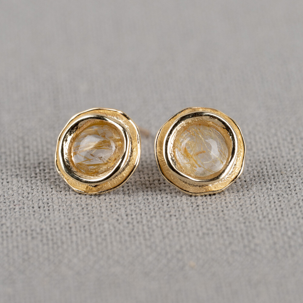 Oorsteker uit de goudcollectie van Jeh Jewels, gemaakt van 14 karaat goud met daarin een edelsteen van hoge kwaliteit. Verkrijgbaar met Labradoriet, Gold Rutiel, Black Rutiel, Milky Aquamarijn en Regenboog Maansteen.