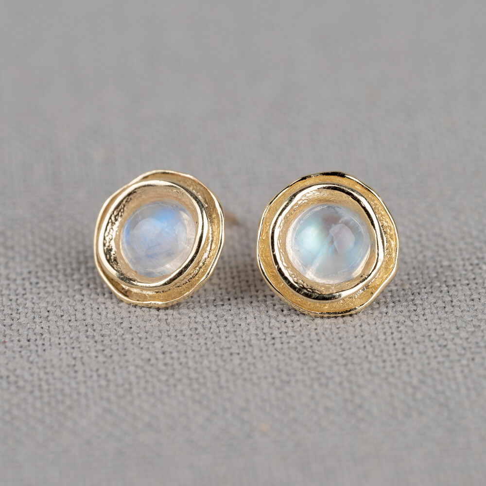 Oorsteker uit de goudcollectie van Jeh Jewels, gemaakt van 14 karaat goud met daarin een edelsteen van hoge kwaliteit. Verkrijgbaar met Labradoriet, Gold Rutiel, Black Rutiel, Milky Aquamarijn en Regenboog Maansteen.