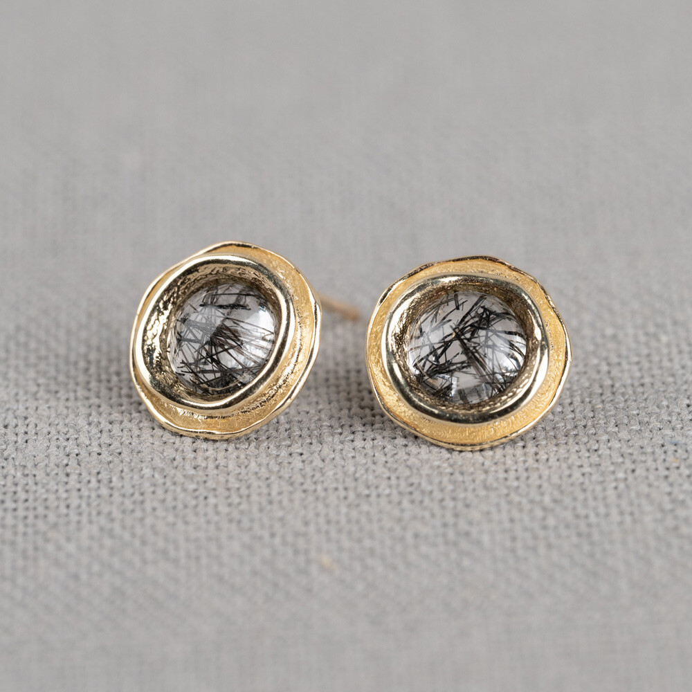 Oorsteker uit de goudcollectie van Jeh Jewels, gemaakt van 14 karaat goud met daarin een edelsteen van hoge kwaliteit. Verkrijgbaar met Labradoriet, Gold Rutiel, Black Rutiel, Milky Aquamarijn en Regenboog Maansteen.