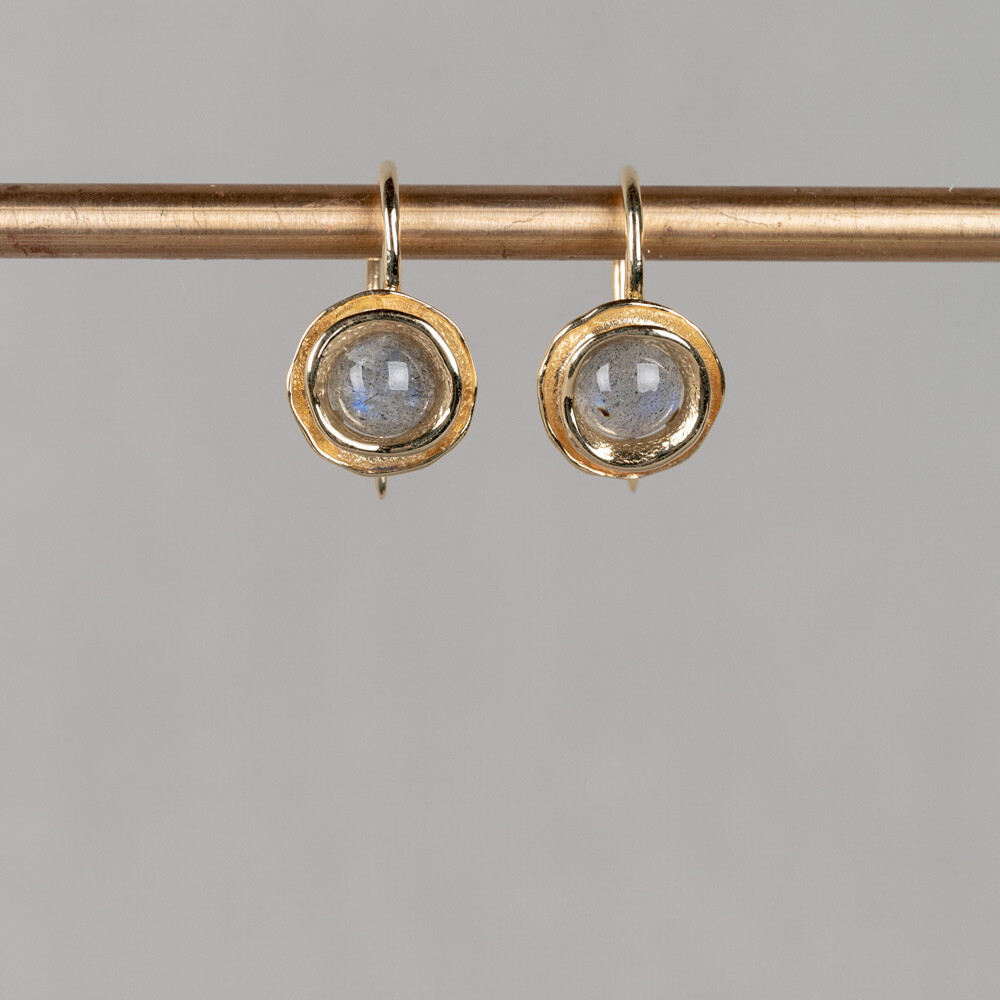 Oorhangers uit de goudcollectie van Jeh Jewels, gemaakt van 14 karaat met daarin een hoge kwaliteit edelsteen. Verkrijgbaar met Labradoriet, Gold Rutiel, Black Rutiel, Milky Aquamarijn en Regenboog Maansteen.