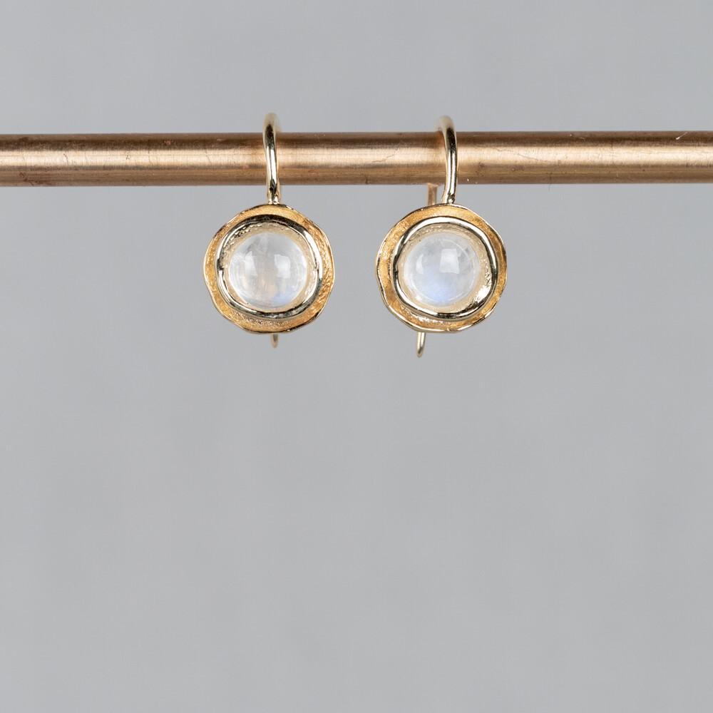 Oorhangers uit de goudcollectie van Jeh Jewels, gemaakt van 14 karaat met daarin een hoge kwaliteit edelsteen. De oorhangers zijn er ook als oorknopje! Bij Jéh Jewels werken wij met echte edelstenen, dit zijn natuurlijke producten waardoor niet iedere steen hetzelfde is. Ieder sieraad is hierbij dus uniek. De kleur en structuur van de steen kan afwijken van de foto op de website. De gouden sieradenlijn van Jéh is gemaakt van 14 karaats goud. Dit karaatgehalte wordt in Nederland het meest gebruikt, vanwege de hardheid en de kleur. Puur goud is te zacht om draagbare sieraden van te maken, daarom worden er bij metalen gebruikt. Vaak wordt er zilver en koper gebruikt zodat je kunt blijven spreken van 'edele metalen'. Bij 14 karaat goud zijn er van de 1000 delen, 585 delen puur goud. De overige 415 delen bestaan dus uit de overige metalen.