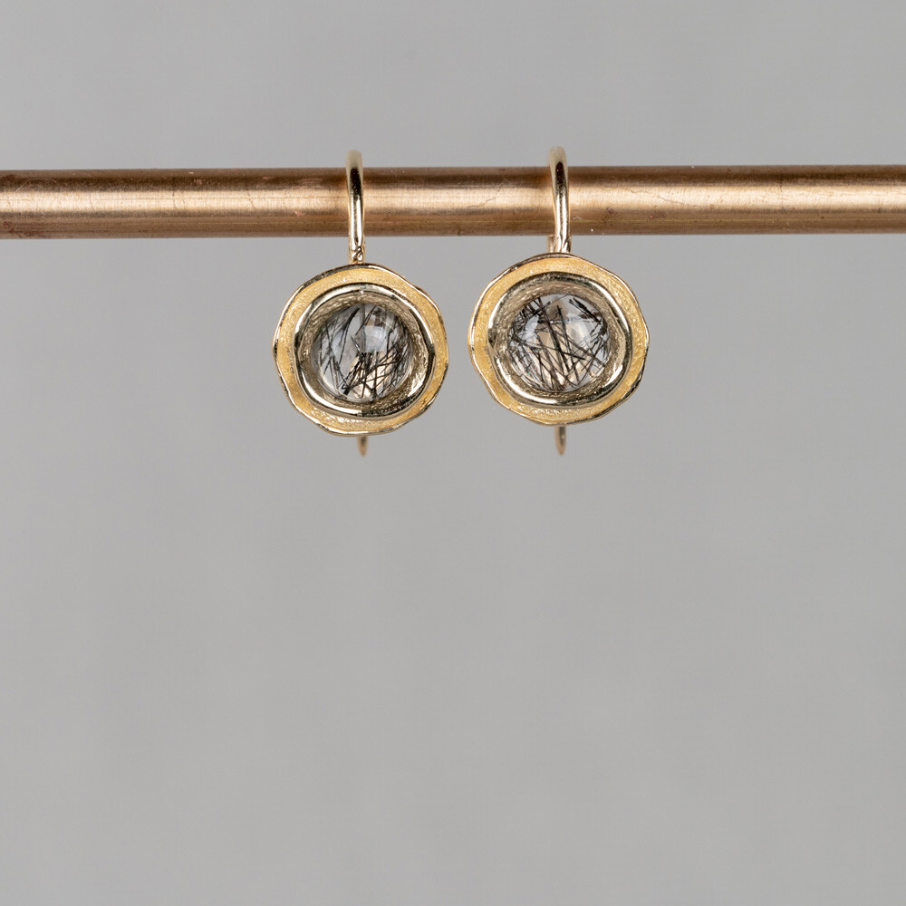 Oorhangers uit de goudcollectie van Jeh Jewels, gemaakt van 14 karaat met daarin een hoge kwaliteit edelsteen. Verkrijgbaar met Labradoriet, Gold Rutiel, Black Rutiel, Milky Aquamarijn en Regenboog Maansteen.