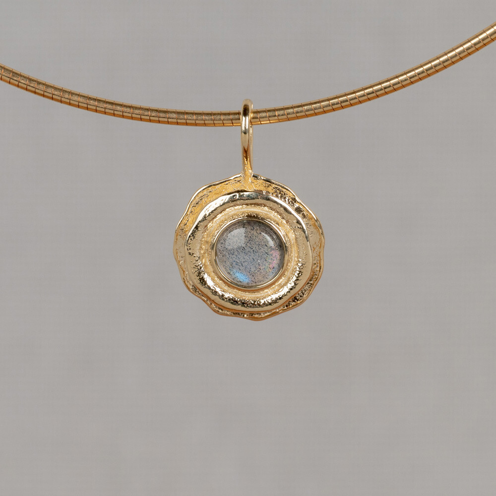 Hanger gemaakt van 14 karaat goud met daarin een edelsteen! Verkrijgbaar met Milky Aquamarijn, Black Rutiel, Gold Rutiel, Labradoriet en Regenboog Maansteen.